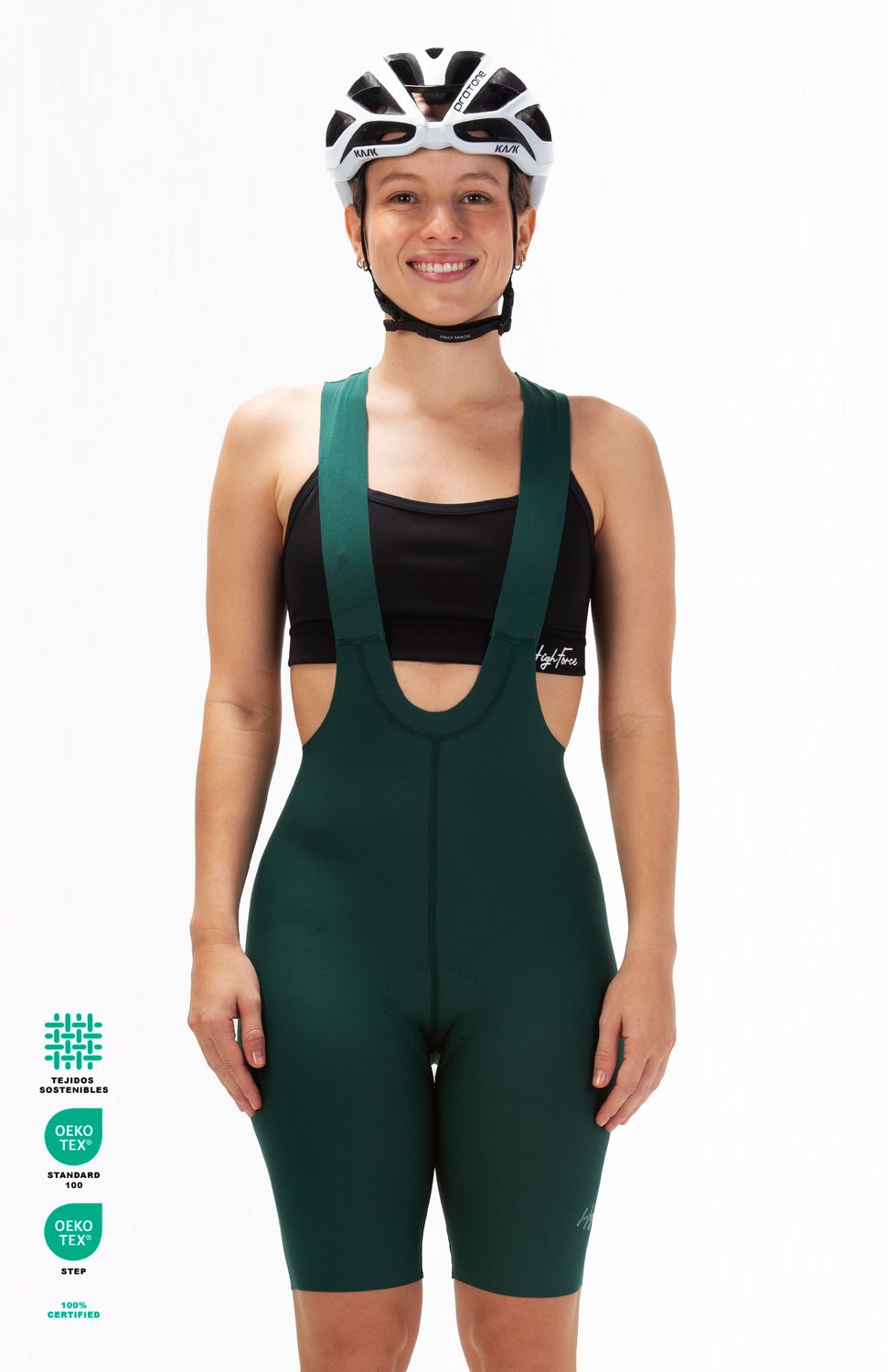 PANTALONETA DE CICLISMO PRO SIN COSTURAS MUJER HIGHFORCE 
Lleva tu rendimiento al nivel profesional cuidando el planeta. La licra pro de ciclismo redefine el confort en largas distancias gracias a su innovadora construcción sin costuras a los lados y una badana italiana de 9 horas de autonomía. Confeccionada con tejidos ecológicos de alta tecnología, esta prenda ultraliviana ofrece el equilibrio perfecto entre aerodinámica, soporte y responsabilidad ambiental.
• Diseño Seamless (Sin Costuras Laterales):Construcción avanzada sin costuras a los lados que elimina por completo el roce, reduce la fricción aerodinámica y mejora la comodidad en ruta.
• Badana Italiana de Larga Distancia (9 Horas):Equipada con una badana italiana de élite diseñada específicamente para soportar recorridos y fondos de hasta 9 horas con máxima absorción de impactos.
• Sostenibilidad Ecológica:Confeccionada con un tejido a base de PET reciclado, reduciendo el impacto ambiental sin comprometer la elasticidad ni la durabilidad de la prenda.
• Protección y Bienestar Integral:Incorpora tecnología de rápido secado, propiedades antimicrobiales para evitar malos olores y protección UV contra la radiación solar en entrenamientos prolongados.
• Tirantas Hipoalergénicas Pro:Tirantes ultralivianos con antideslizante hipoalergénico que mantienen la prenda firme en su lugar sin causar irritaciones en la piel.
• Ajuste de Pierna Siliconado:Contorno inferior con bandas de silicona integradas que evitan el desplazamiento de la licra durante el pedaleo continuo. 
 256000 
 https://static.wixstatic.com/media/b899f8_29489a862907485e88c5ac22c213b46b~mv2.jpeg 
 765476903,702363533,574078988