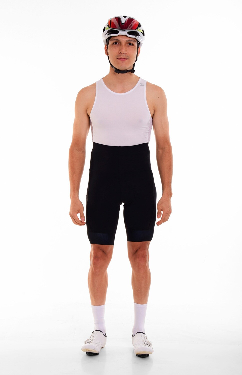 Nuestro clásico Pantaloneta de ciclismo con la calidad recordada por todos. Desarrollado en fibras ligeras y transpirables, pero compactas y fuertes, que evitan transparencias y certifican comodidad en la ruta. Modelo sin tirantas con fajón alto, con pretina adicional para evitar deformación de la parte delantera en el tiempo. Badana italiana 100% espuma certificada para 6 horas , tecnología de rápido secado, elongación bidireccional, tejido regulador de temperatura, bolsillo lateral. 
 144000 
 
 765476903,702363533,574078988