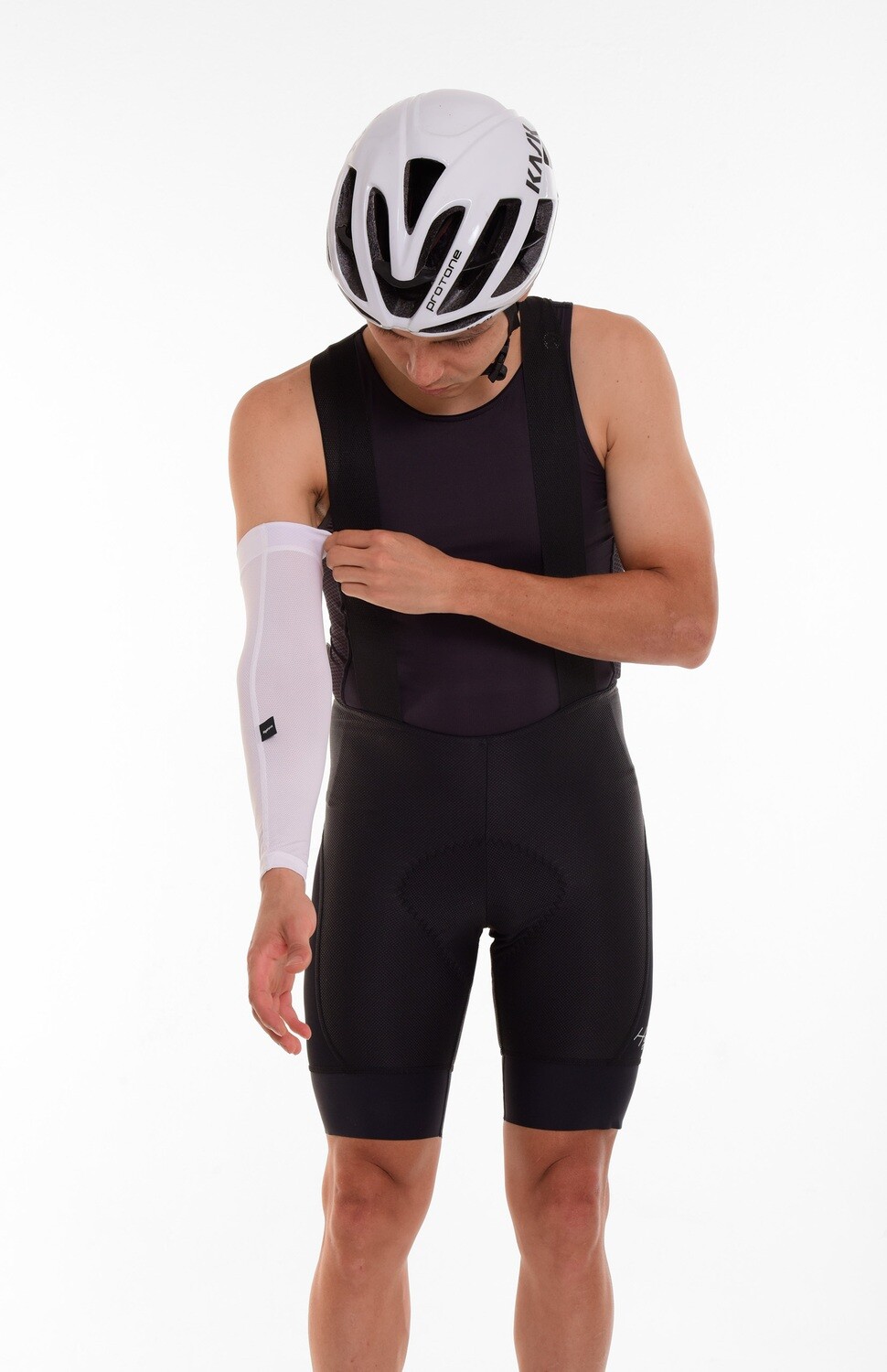 Manguitos en tejido ultralight especialmente diseñados para protegerte en tus rodadas, Desarrollados en tela ultra liviana con protección de rayos UV y detalles reflectivos para aumentar la seguridad en la vía.
30000
765474163,574087863,573463925
