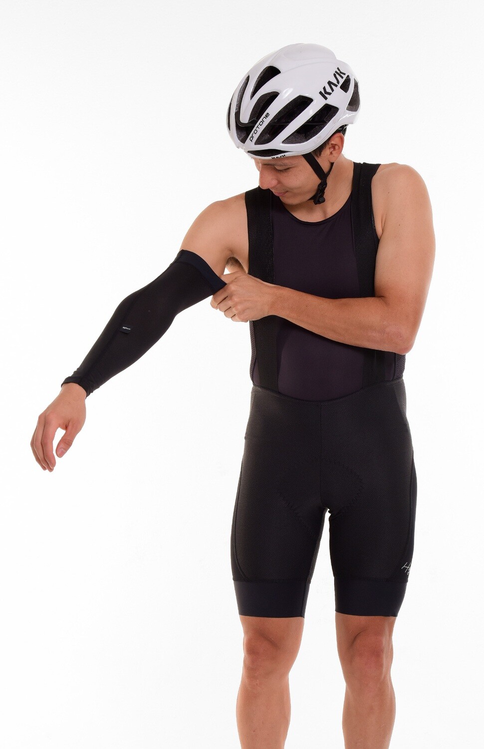 Manguitos especialmente diseñados para proteger y generar confort en tus rodadas. Desarrollados en tejido con protección de rayos UV y detalles reflectivos para aumentar la seguridad en la vía.
30000
765474163,574087863,573463925