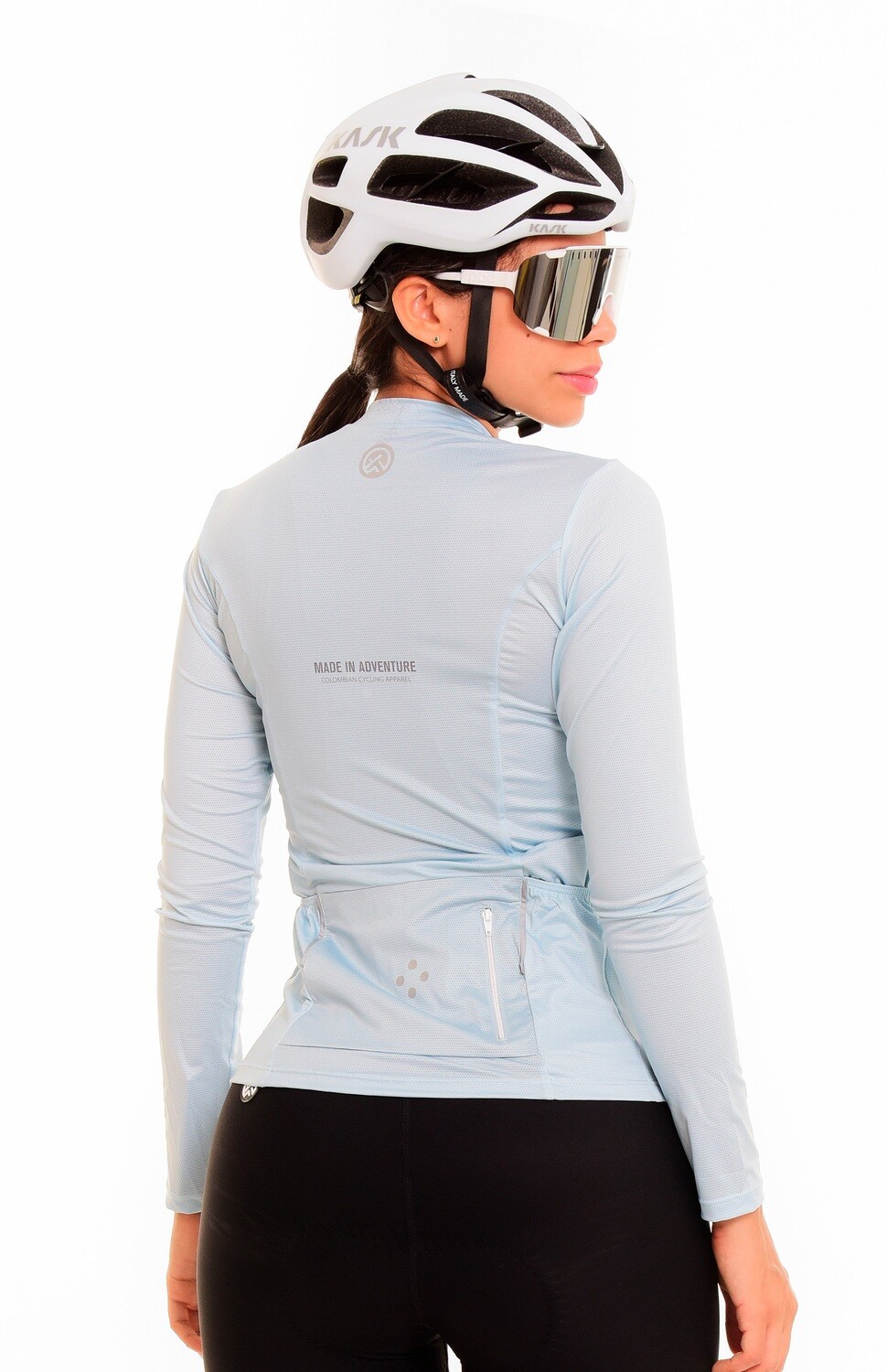 Línea perfecta para tus aventuras en tierra. Una línea inspirada en el espíritu aventurero y destinada al ciclista que no tiene límites, que rompe con las reglas del ciclismo y toma el riesgo de andar en dos ruedas para sentir la adrenalina de un descenso, el sufrimiento de un puerto de montaña, la euforia de lograr lo que parecía inalcanzable a lo asombroso de cruzar paisajes más hermosos. 
 65000 
 true 
 702346485,574087863,686525704