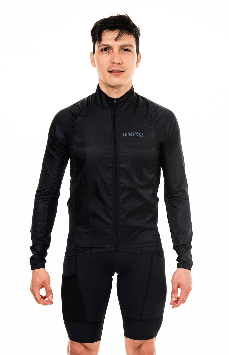 Chaqueta semi impermeable con un fit ajustado, aerodinamico que cuenta con unos laterales en un tejido bidireccional microperforado para una mayor transpiración, con acceso para bolsillo del jersey, cinta reflectiva en posterior para condiciones de baja visibilidad. 
 https://static.wixstatic.com/media/9e7c89_4241b6a183744a2b97ae9c5bbbedcda3~mv2.jpg 
 128000 
 true 
 765474163,574087863,573463925