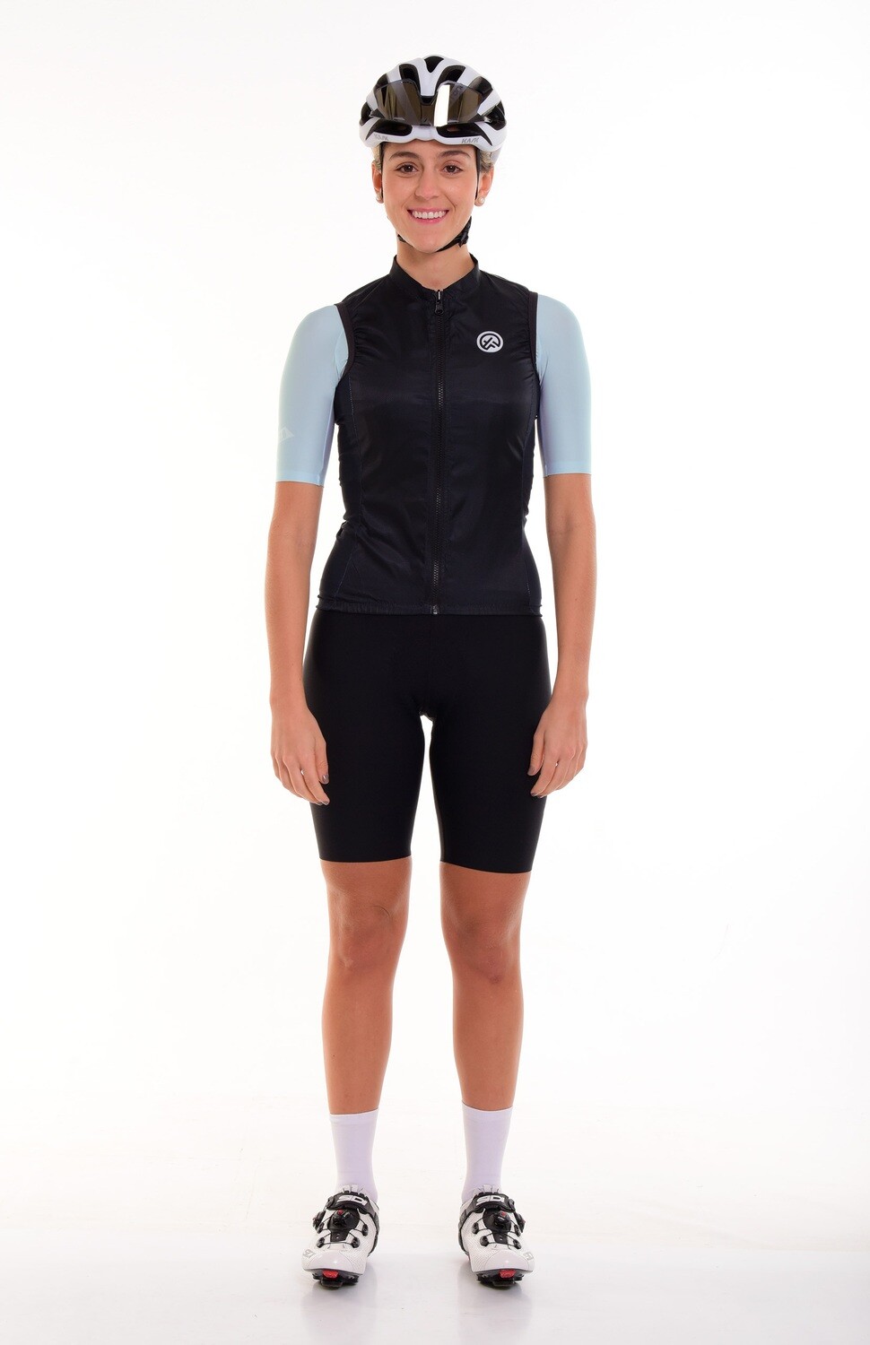 Chaleco semi impermeable con un fit ajustado, aerodinámico que cuenta con unos laterales en un tejido bidireccional microperforado para una mayor transpiración. 
 110000 
 true 
 765474163,574087863,573463925