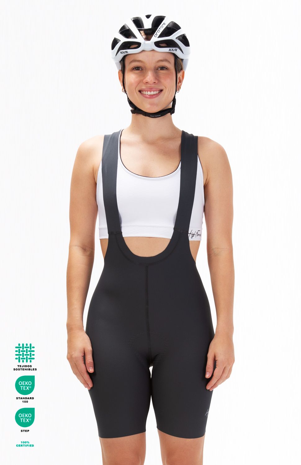 PANTALONETA DE CICLISMO PRO SIN COSTURAS MUJER HIGHFORCE 
Lleva tu rendimiento al nivel profesional cuidando el planeta. La licra pro de ciclismo redefine el confort en largas distancias gracias a su innovadora construcción sin costuras a los lados y una badana italiana de 9 horas de autonomía. Confeccionada con tejidos ecológicos de alta tecnología, esta prenda ultraliviana ofrece el equilibrio perfecto entre aerodinámica, soporte y responsabilidad ambiental.
• Diseño Seamless (Sin Costuras Laterales):Construcción avanzada sin costuras a los lados que elimina por completo el roce, reduce la fricción aerodinámica y mejora la comodidad en ruta.
• Badana Italiana de Larga Distancia (9 Horas):Equipada con una badana italiana de élite diseñada específicamente para soportar recorridos y fondos de hasta 9 horas con máxima absorción de impactos.
• Sostenibilidad Ecológica:Confeccionada con un tejido a base de PET reciclado, reduciendo el impacto ambiental sin comprometer la elasticidad ni la durabilidad de la prenda.
• Protección y Bienestar Integral:Incorpora tecnología de rápido secado, propiedades antimicrobiales para evitar malos olores y protección UV contra la radiación solar en entrenamientos prolongados.
• Tirantas Hipoalergénicas Pro:Tirantes ultralivianos con antideslizante hipoalergénico que mantienen la prenda firme en su lugar sin causar irritaciones en la piel.
• Ajuste de Pierna Siliconado:Contorno inferior con bandas de silicona integradas que evitan el desplazamiento de la licra durante el pedaleo continuo. 
 320000 
 https://static.wixstatic.com/media/b899f8_29489a862907485e88c5ac22c213b46b~mv2.jpeg 
 765476903,702363533,574078988
