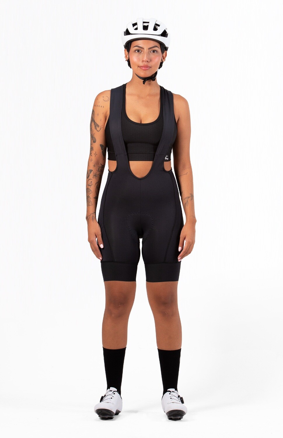 Pantaloneta básica de ciclismo evolucionada con reflectivo en lateral, un bolsillo de tul y espalda elaborada en tela microperforada, es una inversión valiosa para cualquier ciclista comprometido con la seguridad, el rendimiento y la comodidad. Esta prenda ha sido cuidadosamente elaborada con características que marcan la diferencia, con una atención meticulosa a los detalles. Esta prenda no solo cumple con las expectativas funcionales, sino que también añade un toque de estilo y elegancia a la experiencia de montar en bicicleta. Diseñada pensando en los ciclistas exigentes que buscan lo mejor para sus aventuras en carretera o montaña, cuenta con una badana de recorrido de 6 horas . 
 175000 
 
 765476903,702363533,574078988
