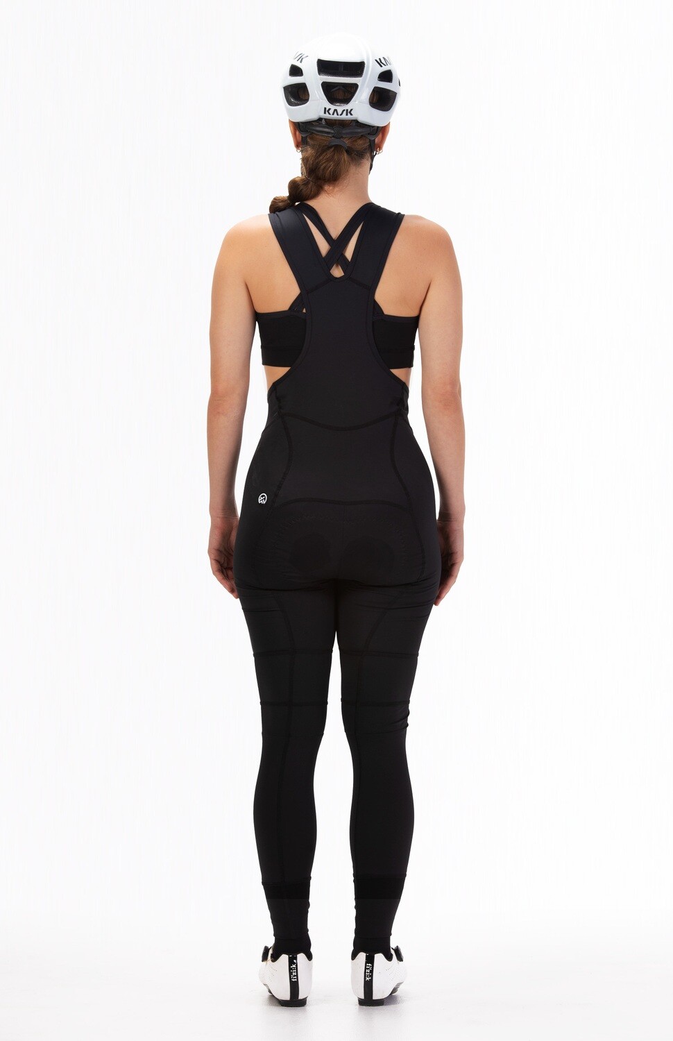Pantaloneta de ciclismo largo ideal para bajas temperaturas y días lluviosos. Desarrollado en fibras ligeras y transpirables, pero compactas y fuertes, que evitan transparencias y certifican comodidad en la ruta. Corte alto con fajón ancho, brindando firmeza y control de abdomen, con pretina adicional para evitar deformación de la parte delantera en el tiempo. Badana italiana 100% espuma certificada para 6 horas, tirantas elásticas de 4,5 cms, tecnología de rápido secado, elongación bidireccional, tejido regulador de temperatura, fajón alto con control de abdomen. 
 180000 
 
 765476903,702363533,574078988