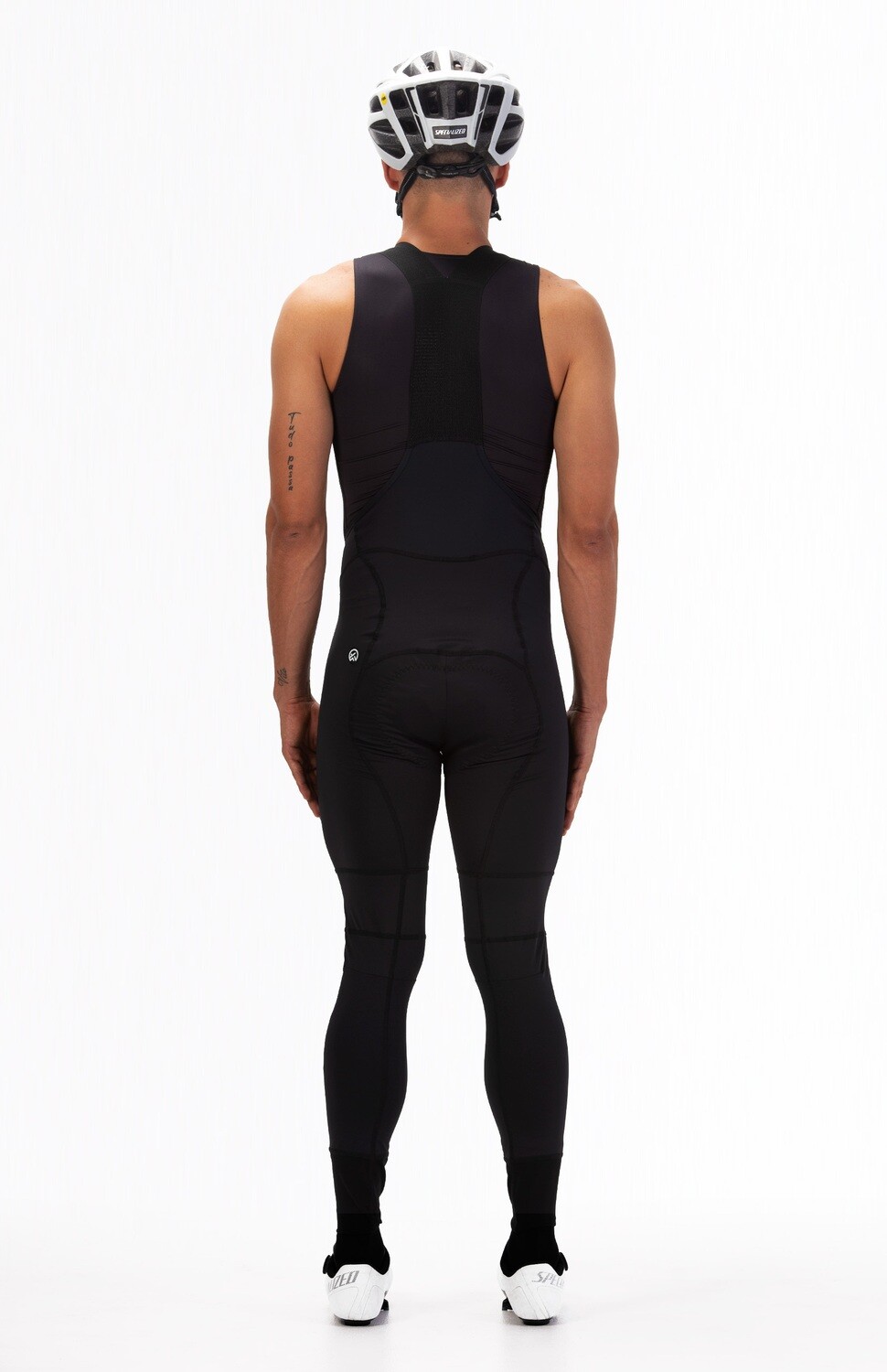 Pantaloneta de ciclismo largo ideal para bajas temperaturas y días lluviosos. Desarrollado en fibras ligeras y transpirables, pero compactas y fuertes, que evitan transparencias y certifican comodidad en la ruta. Corte alto con fajón ancho, brindando firmeza y control de abdomen, con pretina adicional para evitar deformación de la parte delantera en el tiempo. Badana italiana 100% espuma certificada para 6 horas , tirantas elásticas de 4,5 cms, tecnología de rápido secado, elongación bidireccional, tejido regulador de temperatura, fajón alto con control de abdomen. 
 180000 
 https://static.wixstatic.com/media/9e7c89_8c71eee983364b9b89c71b60964ac69c~mv2.jpg 
 765476903,702363533,574078988