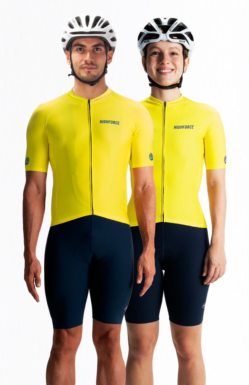 Envío Seguroy Confiable
Garantía deReembolso
Pago 100%seguro
Ver info de Producto
Un jersey con una estética urbana, altamente transpirable, a prueba de retos, preparado para lo que la ruta te arroje en el camino. Combinación de tejidos, uno microperforado para termo regular el cuerpo durante la actividad física y uno solido para mayor aerodinámica. Tejidos con tecnologías textiles que protegen del sol, permiten un secado rápido y evitan el mal olor.