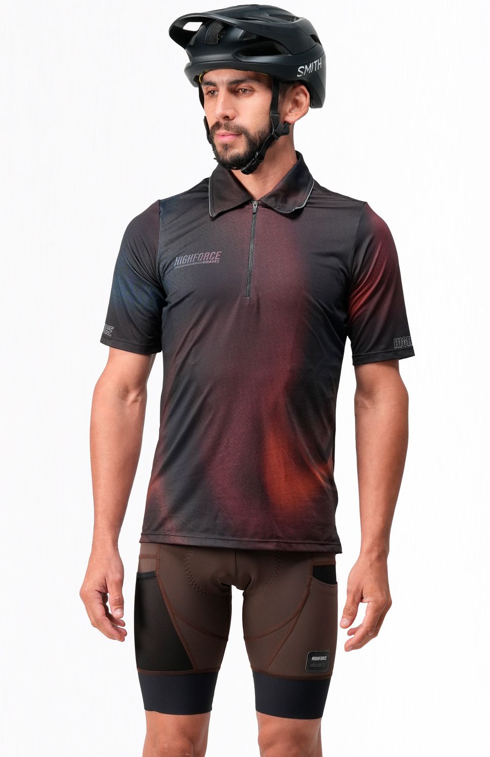 Características del Producto 
 
 
 Diseñado para enfrentar los desafíos de las rutas, este jersey está elaborado en material microperforado lo que permite el paso del aire regulando la temperatura corporal, tecnología drifit para transporte de humedad y antimicrobial para neutralizar bacterias que causan mal olor, y dos bolsillos semi impermeables en la parte posterior para que lleves todo lo que necesitas a tus rodadas, su fit es holgado lo que permite libertad en movimiento.