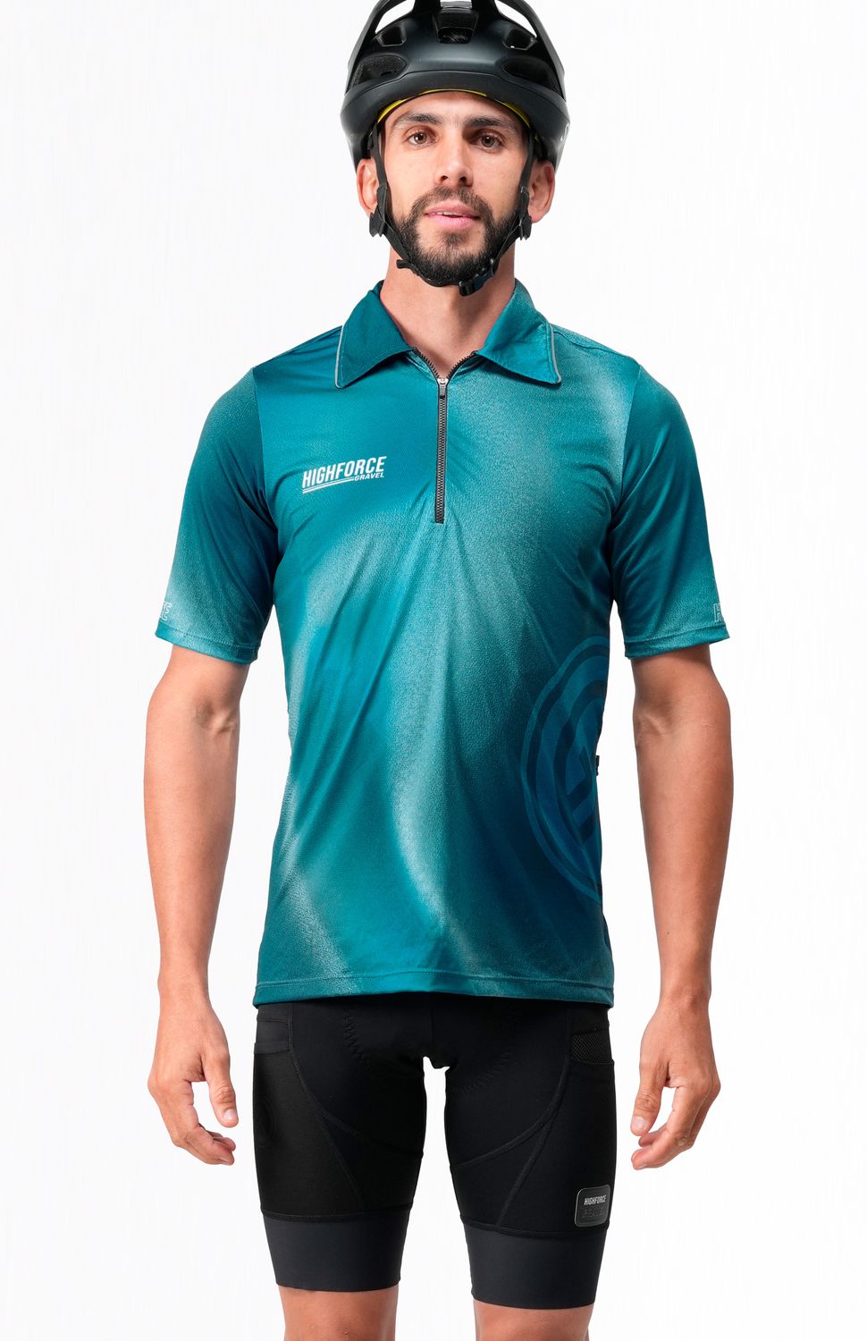 Características del Producto 
 
 
 Diseñado para enfrentar los desafíos de las rutas, este jersey está elaborado en material microperforado lo que permite el paso del aire regulando la temperatura corporal, tecnología drifit para transporte de humedad y antimicrobial para neutralizar bacterias que causan mal olor, y dos bolsillos semi impermeables en la parte posterior para que lleves todo lo que necesitas a tus rodadas, su fit es holgado lo que permite libertad en movimiento.