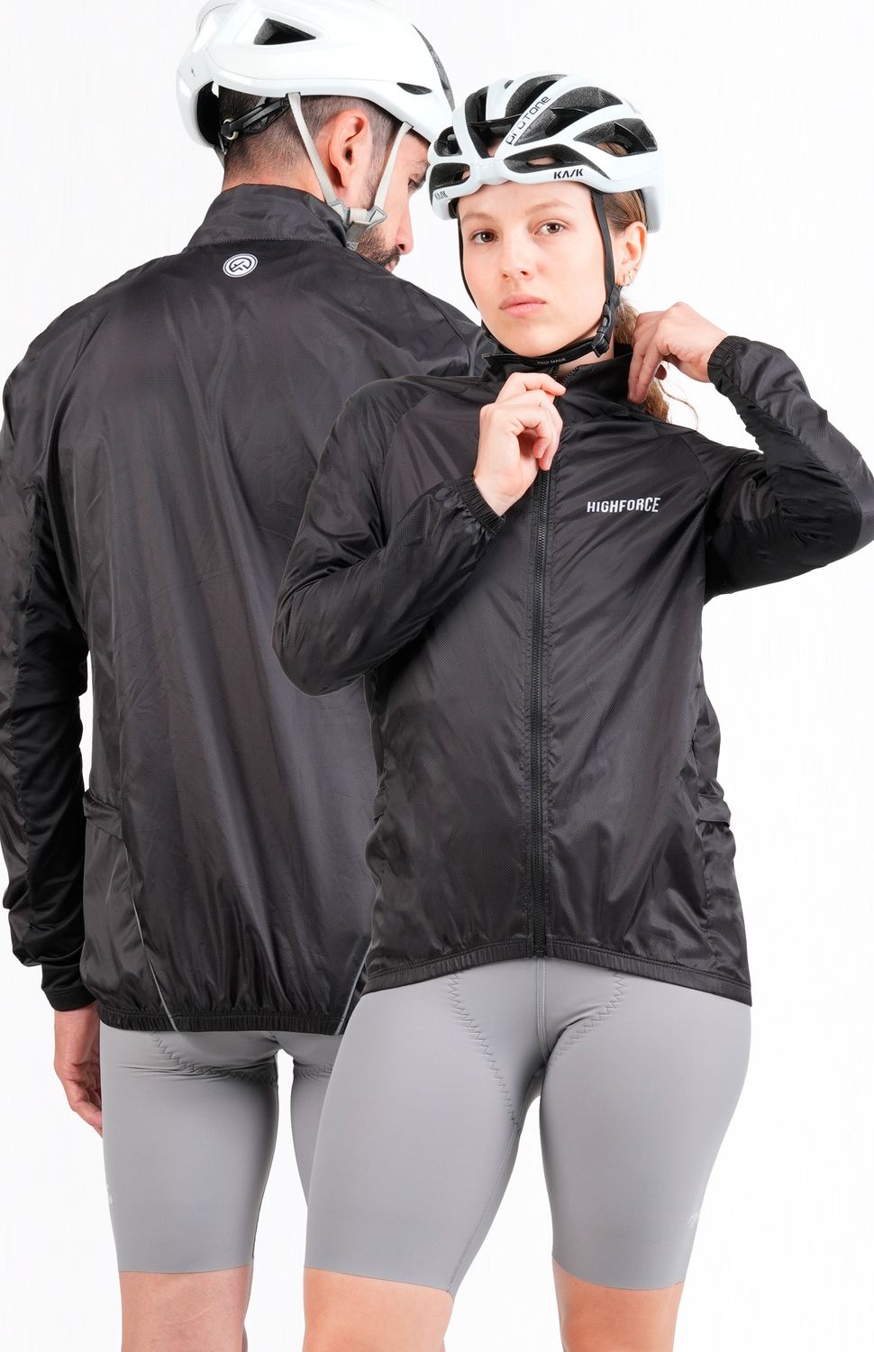 Diseñada para protegerte de lluvias leves o salpicaduras , su diseño es perfecto para acompañarte en las madrugadas o rodadas nocturnas.
Fit Holgado.
Tejido antifluido para lluvia ligera o salpicaduras de agua
combinación en tejido de punto en costados para regular temperatura corporal.
Detalles de reflectivo en posterior para visibilidad en condiciones de poca luz o niebla.
Dos bolsillos costados con cierre para almacenamiento seguro.
Tecnología drifit-antimicrobial , protección UV.
Cierre frontal semiautomático. 
 https://static.wixstatic.com/media/02498f_e89b44e19dc54dca8c1e07d2747b0296~mv2.png 
 160000 
 true 
 765474163,574087863,573463925