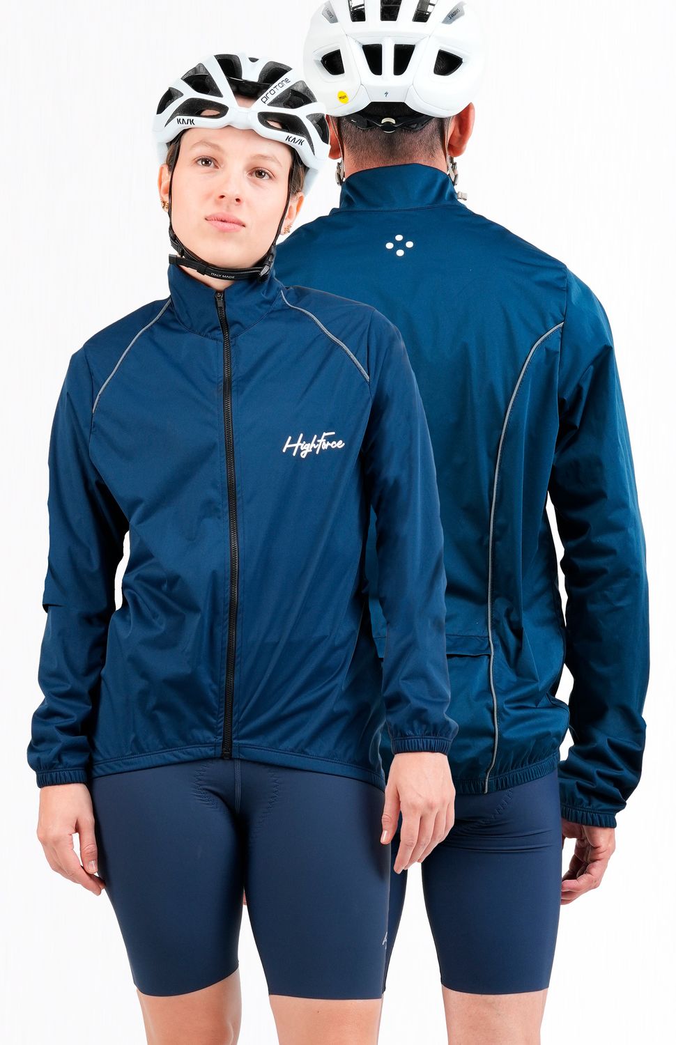 Nuestra nueva chaqueta impermeable es 2 en 1, ya que la puedes plegar cuando no la uses y la puedes hacer parte de tu bici gracias al velcro que permite que la pongas como un accesorio, su tejido de membrana interno mantiene tu temperatura corporal aislando la lluvia y frio del exterior, resistente a lluvias intensas y moderadas.
Fit Holgado.
Tejido impermeable para condiciones de lluvia intensa/moderada.
Mantiene la temperatura corporal en clima Frio.
Detalles de reflectivo en posterior y delantero para visibilidad en condiciones de poca luz o niebla.
Bolsillo posterior que se convierte 2 en 1 almacenamiento y bolsa para plegar y guardar tu chaqueta.
Cierre frontal semiautomático. 
 https://static.wixstatic.com/media/02498f_33b9cf34fd184728a6e3e75f6e4dd83f~mv2.png 
 180000 
 true 
 765474163,574087863,573463925