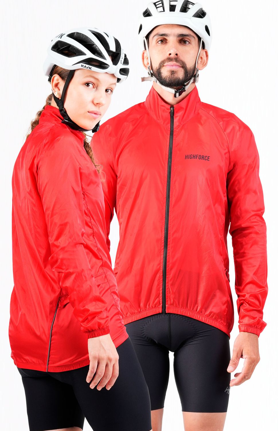 Diseñada para protegerte de lluvias leves o salpicaduras , su diseño es perfecto para acompañarte en las madrugadas o rodadas nocturnas.
Fit Holgado.
Tejido antifluido para lluvia ligera o salpicaduras de agua
combinación en tejido de punto en costados para regular temperatura corporal.
Detalles de reflectivo en posterior para visibilidad en condiciones de poca luz o niebla.
Dos bolsillos costados con cierre para almacenamiento seguro.
Tecnología drifit-antimicrobial , protección UV.
Cierre frontal semiautomático. 
 https://static.wixstatic.com/media/02498f_e89b44e19dc54dca8c1e07d2747b0296~mv2.png 
 136000 
 true 
 765474163,574087863,573463925