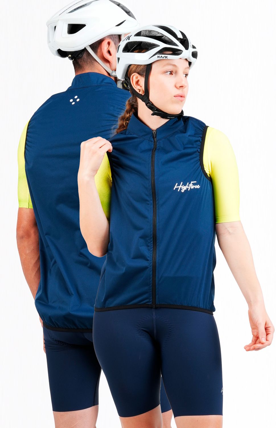 Gracias a su tejido impermeable es perfecto para aislar la lluvia y el frio de las mañanas , Su tejido de membrana interno mantiene la temperatura corporal en climas fríos.
Fit Semiajustado.
Tejido impermeable para condiciones de lluvia intensa/moderada.
Cortavientos.
Mantiene la temperatura corporal en clima frio.
Detalles de reflectivo en posterior y delantero para visibilidad en condiciones de poca luz o niebla.
Cierre frontal semiautomático
 
 https://static.wixstatic.com/media/02498f_51e05014890d4613b435aeba352d095e~mv2.jpeg 
 150000 
 true 
 765474163,574087863,573463925