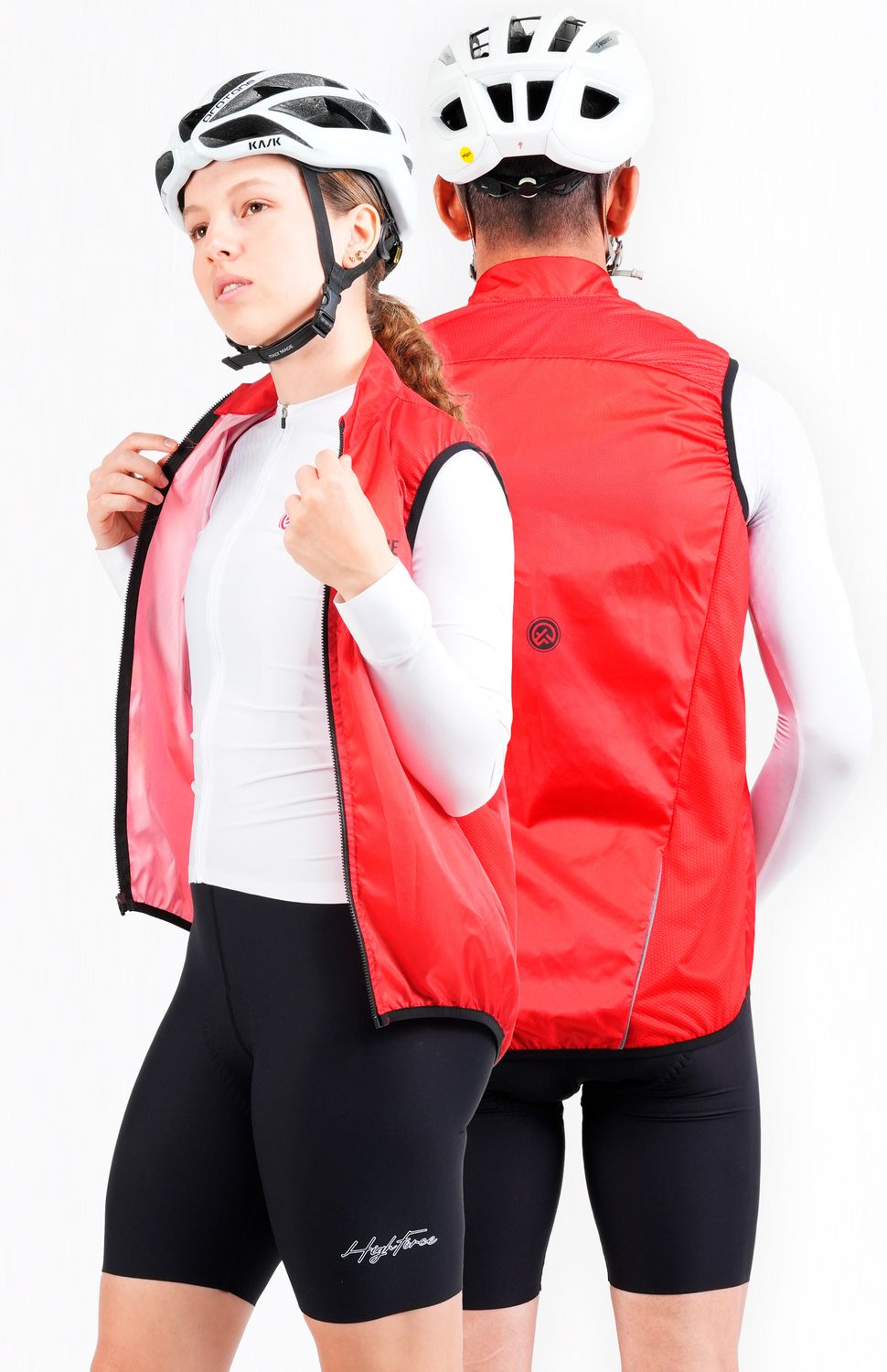 Chaleco ultraliviano, aerodinámico y con buena transpirabilidad, perfecto para protegerte de salpicaduras o lluvias ligeras, nuevo fit semiajustado.
Tejido antifluido para lluvia ligera o salpicaduras de agua.
Cortavientos.
Tejido Liviano.
Detalles de reflectivo en posterior para visibilidad en condiciones de poca luz o niebla.
Tecnología drifit - antimicrobial -protección UV
Cierre frontal semiautomático. 
 https://static.wixstatic.com/media/02498f_d30acca7dd674097886615c8aa93c405~mv2.png 
 119000 
 true 
 765474163,574087863,573463925