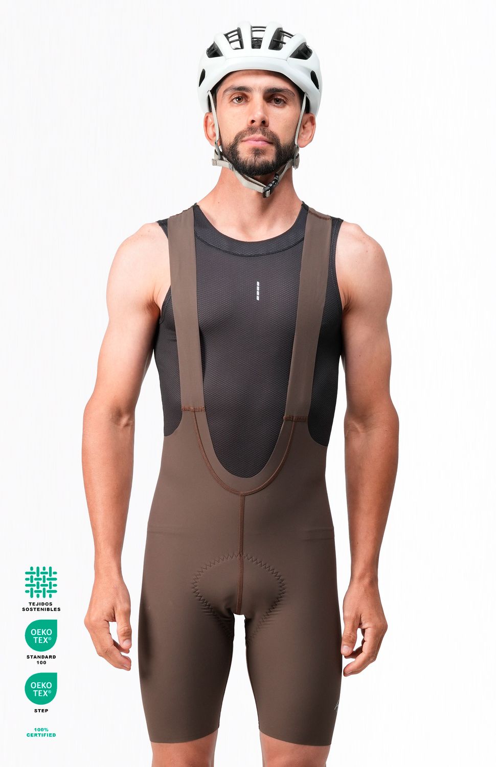 Nuestra licra premium, perfecta para rodar como lo hacen los profesionales, elaborada en hilos reciclables con textiles y badana italiana, se ajusta como una segunda piel al cuerpo. Badana Italiana espuma 3 densidades duración recorrido 8 horas. Textil Italiano elaborado con hilos de PET reciclado. Certificación Oeko tex. Sin costuras en costados para máxima comodidad. Tirantas corte laser con siliconado hipoalergénico para ajuste en hombros. Fajón con siliconado hipoalergénico en contorno pierna. Tecnología Drifit -Protección Uv -Antimicrobial. Se ajusta al cuerpo como una segunda piel. Tejido ultraliviano 
 320000 
 https://static.wixstatic.com/media/9e7c89_9c0a3171e58246da85a7c0da3c5efbc5~mv2.jpg 
 765476903,702363533,574078988