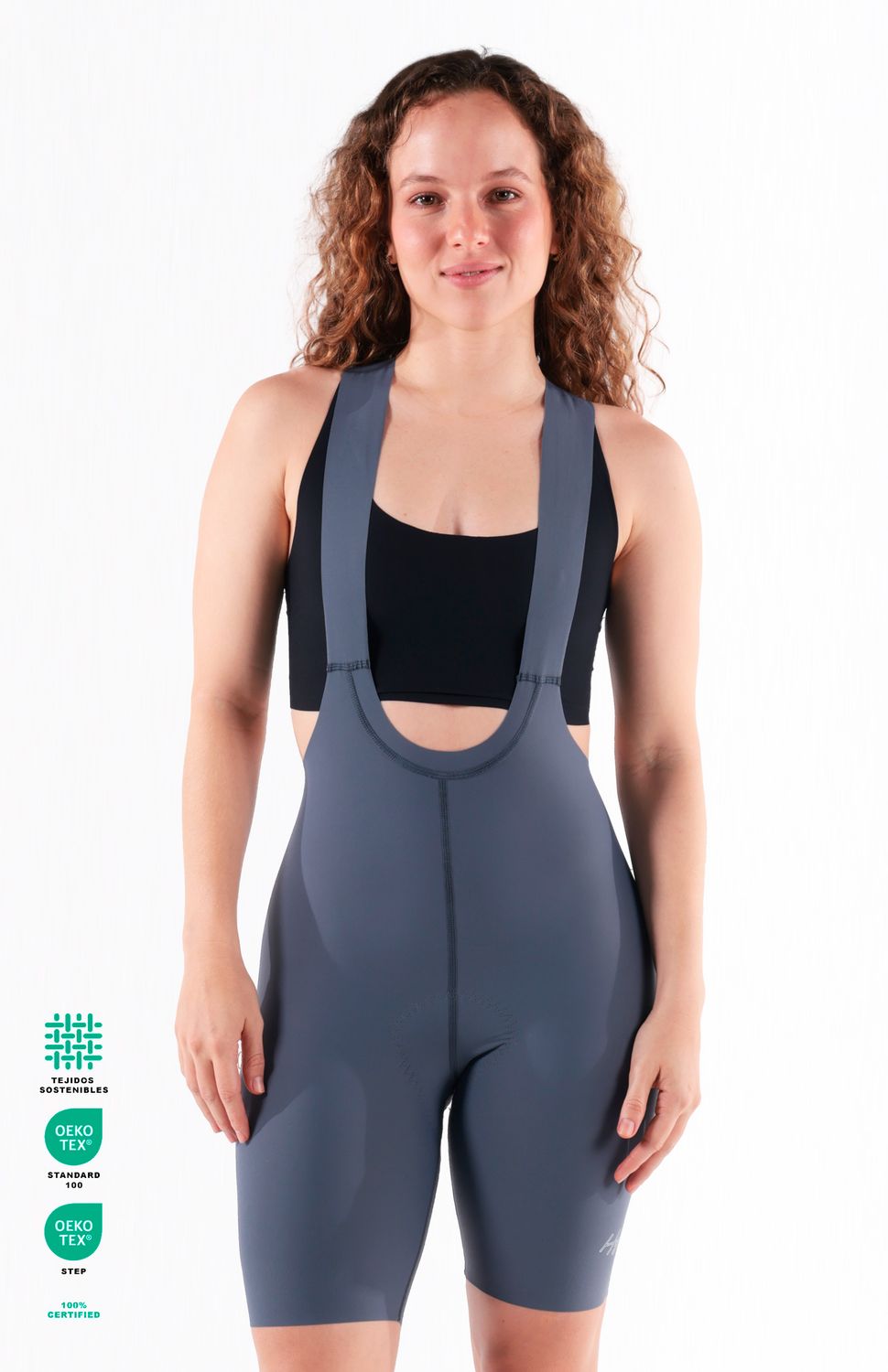 PANTALONETA DE CICLISMO PRO SIN COSTURAS MUJER HIGHFORCE 
Lleva tu rendimiento al nivel profesional cuidando el planeta. La licra pro de ciclismo redefine el confort en largas distancias gracias a su innovadora construcción sin costuras a los lados y una badana italiana de 9 horas de autonomía. Confeccionada con tejidos ecológicos de alta tecnología, esta prenda ultraliviana ofrece el equilibrio perfecto entre aerodinámica, soporte y responsabilidad ambiental.
• Diseño Seamless (Sin Costuras Laterales):Construcción avanzada sin costuras a los lados que elimina por completo el roce, reduce la fricción aerodinámica y mejora la comodidad en ruta.
• Badana Italiana de Larga Distancia (9 Horas):Equipada con una badana italiana de élite diseñada específicamente para soportar recorridos y fondos de hasta 9 horas con máxima absorción de impactos.
• Sostenibilidad Ecológica:Confeccionada con un tejido a base de PET reciclado, reduciendo el impacto ambiental sin comprometer la elasticidad ni la durabilidad de la prenda.
• Protección y Bienestar Integral:Incorpora tecnología de rápido secado, propiedades antimicrobiales para evitar malos olores y protección UV contra la radiación solar en entrenamientos prolongados.
• Tirantas Hipoalergénicas Pro:Tirantes ultralivianos con antideslizante hipoalergénico que mantienen la prenda firme en su lugar sin causar irritaciones en la piel.
• Ajuste de Pierna Siliconado:Contorno inferior con bandas de silicona integradas que evitan el desplazamiento de la licra durante el pedaleo continuo. 
 320000 
 https://static.wixstatic.com/media/b899f8_29489a862907485e88c5ac22c213b46b~mv2.jpeg 
 765476903,702363533,574078988