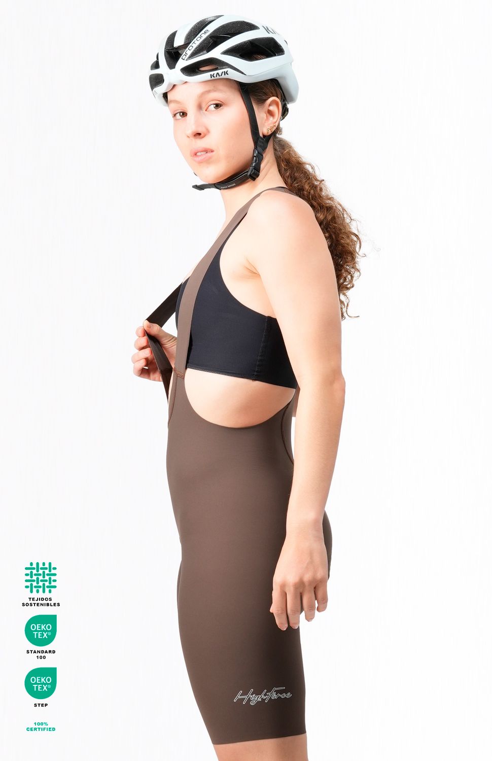 PANTALONETA DE CICLISMO PRO SIN COSTURAS MUJER HIGHFORCE 
Lleva tu rendimiento al nivel profesional cuidando el planeta. La licra pro de ciclismo redefine el confort en largas distancias gracias a su innovadora construcción sin costuras a los lados y una badana italiana de 9 horas de autonomía. Confeccionada con tejidos ecológicos de alta tecnología, esta prenda ultraliviana ofrece el equilibrio perfecto entre aerodinámica, soporte y responsabilidad ambiental.
• Diseño Seamless (Sin Costuras Laterales):Construcción avanzada sin costuras a los lados que elimina por completo el roce, reduce la fricción aerodinámica y mejora la comodidad en ruta.
• Badana Italiana de Larga Distancia (9 Horas):Equipada con una badana italiana de élite diseñada específicamente para soportar recorridos y fondos de hasta 9 horas con máxima absorción de impactos.
• Sostenibilidad Ecológica:Confeccionada con un tejido a base de PET reciclado, reduciendo el impacto ambiental sin comprometer la elasticidad ni la durabilidad de la prenda.
• Protección y Bienestar Integral:Incorpora tecnología de rápido secado, propiedades antimicrobiales para evitar malos olores y protección UV contra la radiación solar en entrenamientos prolongados.
• Tirantas Hipoalergénicas Pro:Tirantes ultralivianos con antideslizante hipoalergénico que mantienen la prenda firme en su lugar sin causar irritaciones en la piel.
• Ajuste de Pierna Siliconado:Contorno inferior con bandas de silicona integradas que evitan el desplazamiento de la licra durante el pedaleo continuo. 
 320000 
 https://static.wixstatic.com/media/b899f8_29489a862907485e88c5ac22c213b46b~mv2.jpeg 
 765476903,702363533,574078988