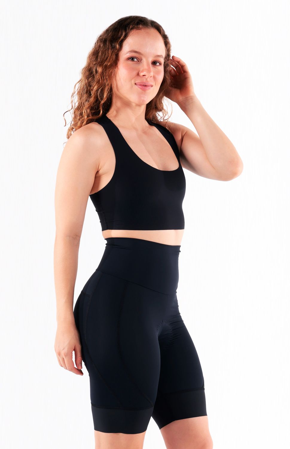 Nuestro clásico Pantaloneta de ciclismo con la calidad recordada por todos. Desarrollado en fibras ligeras y transpirables, pero compactas y fuertes, que evitan transparencias y certifican comodidad en la ruta. Modelo sin tirantas con fajón alto, con pretina adicional para evitar deformación de la parte delantera en el tiempo. Badana italiana 100% espuma certificada para 6 horas, tecnología de rápido secado, elongación bidireccional, tejido regulador de temperatura, bolsillo lateral. 
 144000 
 
 765476903,702363533,574078988
