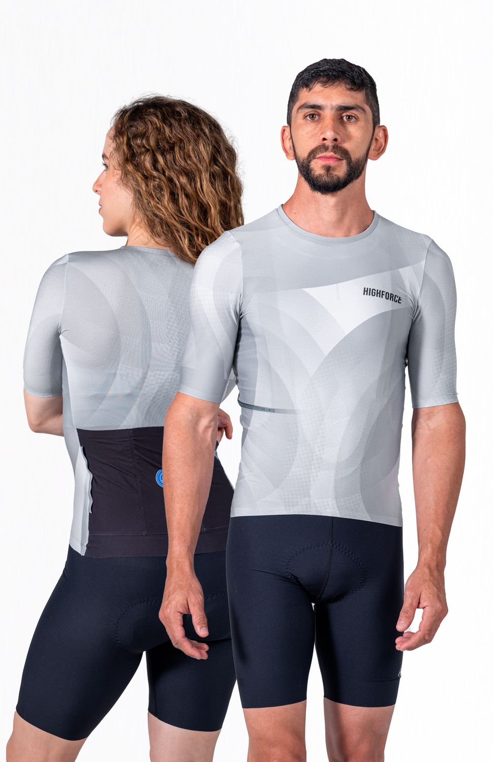 Características del Producto 
 
 
 Rueda como un profesional con nuestro jersey ultralight sin cierre, elaborado con material ultraliviano transpirable y tecnología drifit transporte de humedad y rápido secado, protección uv 50 y antimicrobial que neutraliza bacterias que producen mal olor, siliconado en parte posterior de cintura y confección en ruedo y mangas en bonding para lograr un peso ultraligero, manga corta y ajustado al cuerpo sintiéndose como una segunda piel. 
 >