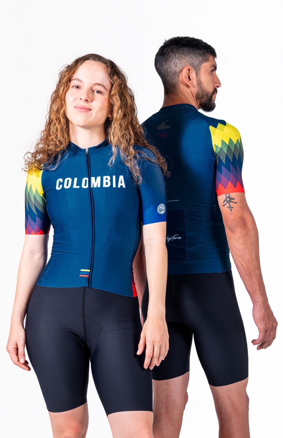 Características del Producto 
 Nuestro jersey edición Colombia rinde homenaje a la pasión y orgullo de nuestro Pais Colombia.
 
 
	 Diseño con los colores de la bandera colombiana y detalles inspirados en la cultura y geografía del país. 
	 Tejido Ultraliviano y de secado rápido, ideal para mantenerte fresco mientras ruedas. 
	 Ajuste aerodinámico que se adapta al cuerpo para reducir la resistencia al viento. 
	 Bolsillos traseros funcionales para llevar todo lo que necesitas en cada recorrido. 
	 Sin costuras en mangas y ruedo delantero. 
 >