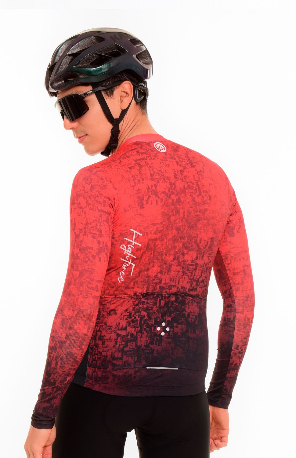 Características del Producto 
 
 
 Línea perfecta para tus aventuras en tierra. Una línea inspirada en el espíritu aventurero y destinada al ciclista que no tiene límites, que rompe con las reglas del ciclismo y toma el riesgo de andar en dos ruedas para sentir la adrenalina de un descenso, el sufrimiento de un puerto de montaña, la euforia de lograr lo que parecía inalcanzable a lo asombroso de cruzar paisajes más hermosos.