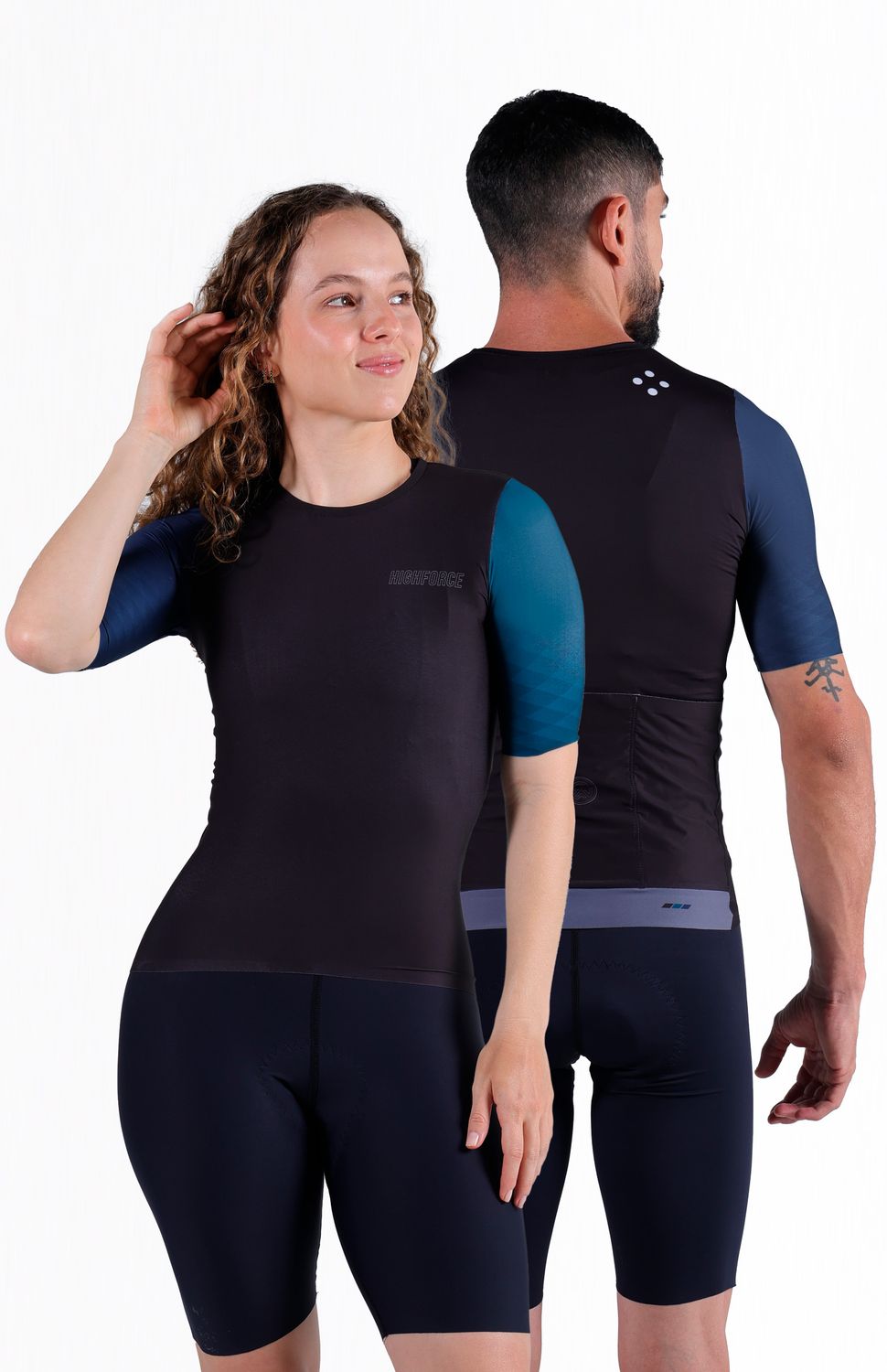 Rueda como un profesional con nuestro jersey ultralight, elaborado con material ultraliviano transpirable y tecnología drifit transporte de humedad y rápido secado, protección uv 50 y antimicrobial que neutraliza bacterias que producen mal olor, siliconado en parte posterior de cintura y confección en ruedo y mangas en bonding para lograr un peso ultraligero, manga corta y ajustado al cuerpo sintiéndose como una segunda piel. 
 https://static.wixstatic.com/media/9e7c89_164e97115cea489cae6b3d8edc907912~mv2.jpg 
 128000 
 true 
 702346485,574087863,686525704