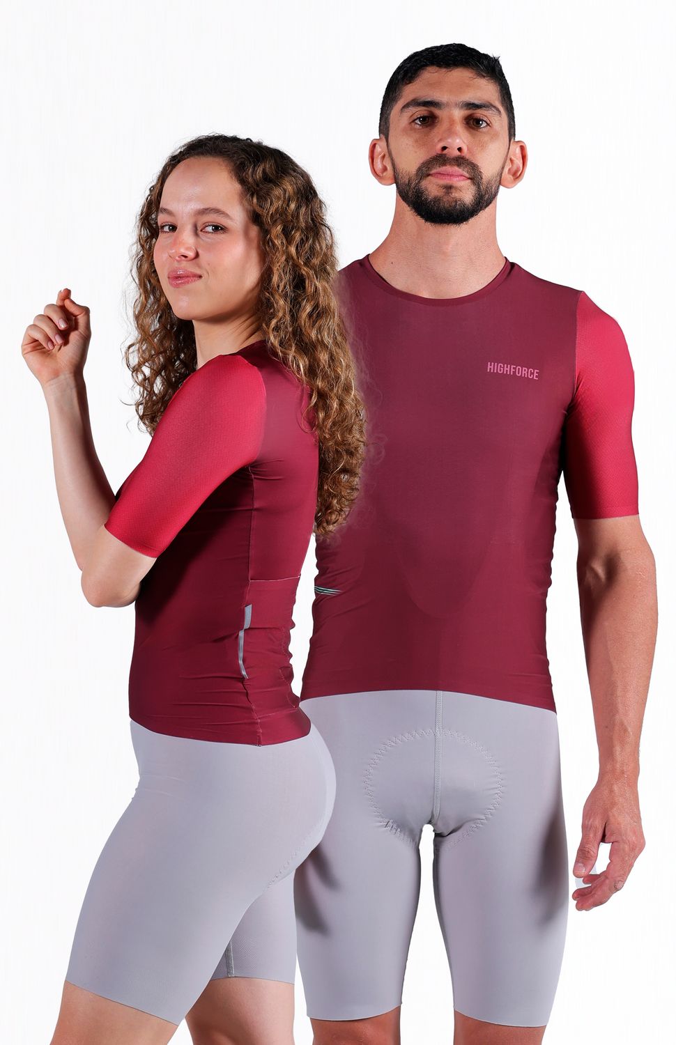 Rueda como un profesional con nuestro jersey ultralight, elaborado con material ultraliviano transpirable y tecnología drifit transporte de humedad y rápido secado, protección uv 50 y antimicrobial que neutraliza bacterias que producen mal olor, siliconado en parte posterior de cintura y confección en ruedo y mangas en bonding para lograr un peso ultraligero, manga corta y ajustado al cuerpo sintiéndose como una segunda piel. 
 https://static.wixstatic.com/media/02498f_a37cae3821db4aabbadc539eb2956e85~mv2.jpg 
 128000 
 true 
 702346485,574087863,686525704