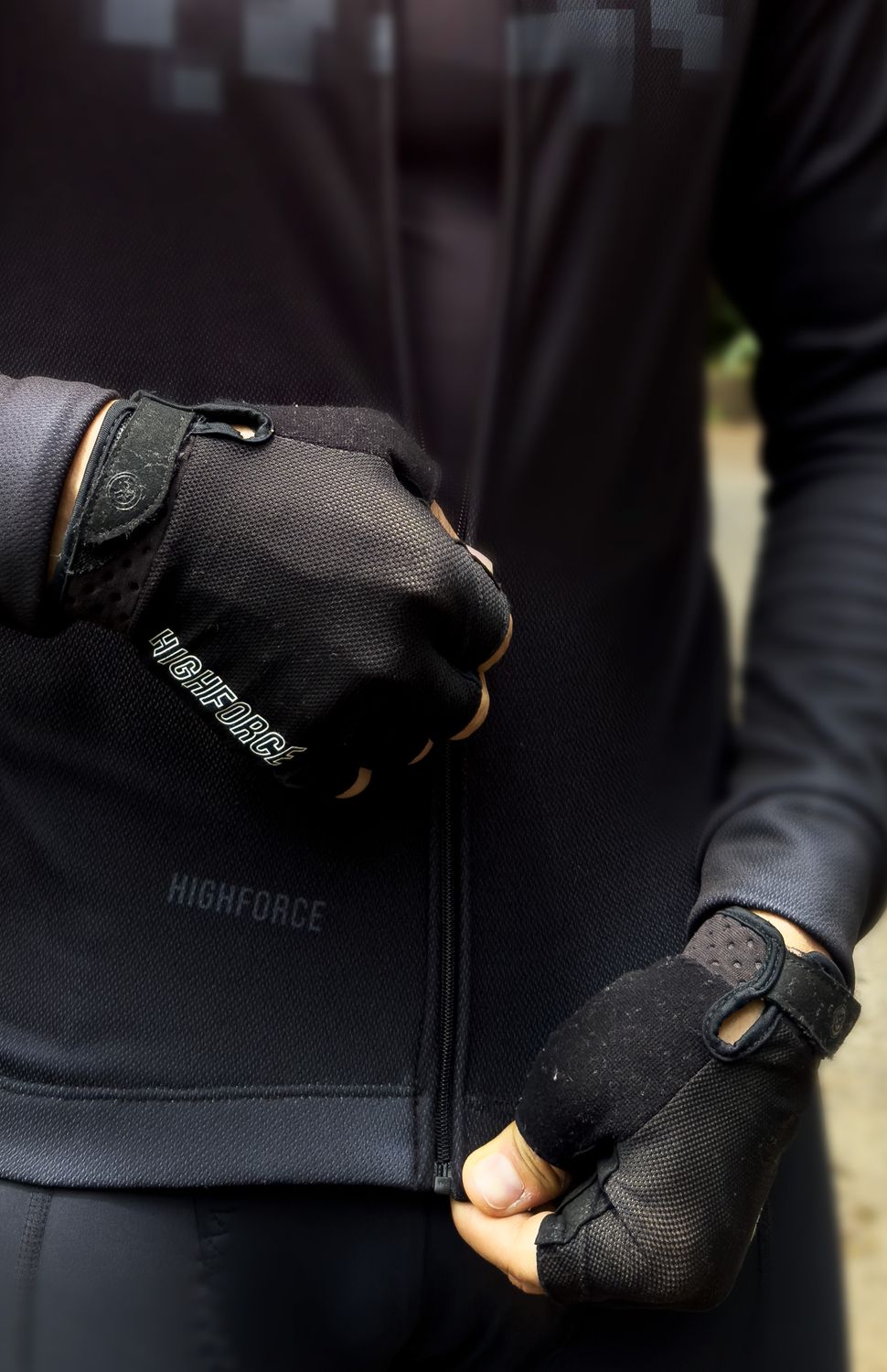 Los nuevos guantes Highforce han sido diseñados especialmente con una combinación de materiales perfectos para brindarte funcionalidad y comodidad, La parte superior está hecha en material microperforado que permite fácil transpirabilidad y circulación de aire manteniéndote fresco y sin sensación de sudor en las manos , el dedo pulgar viene con un inserto en microfibra para facilitar la absorción del sudor, la palma está fabricada en una gamuza sintética resistente y con excelente agarre , su almohadilla en Gel ubicada estratégicamente sobre el punto de contacto absorbe la vibración del terreno ayudando a evitar la fatiga y entumecimiento durante la ruta , la muñeca es de material ajustable lo que facilita poner y quitar los guantes y por último se ajusta mediante un velcro de excelente calidad que no se desgasta con facilidad.
80000
true
765474163,574087863,573463925