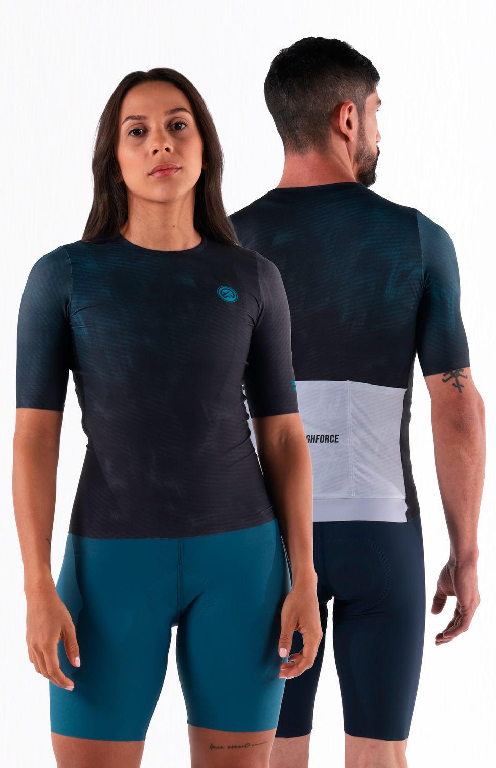 Rueda como un profesional con nuestro jersey ultralight, elaborado con material ultraliviano transpirable y tecnología drifit transporte de humedad y rápido secado, protección uv 50 y antimicrobial que neutraliza bacterias que producen mal olor, siliconado en parte posterior de cintura y confección en ruedo y mangas en bonding para lograr un peso ultraligero, manga corta y ajustado al cuerpo sintiéndose como una segunda piel. 
 https://static.wixstatic.com/media/02498f_a37cae3821db4aabbadc539eb2956e85~mv2.jpg 
 128000 
 true 
 702346485,574087863,686525704