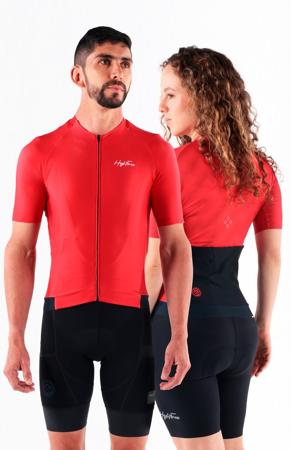 Nuestro Jersey tope de gama ha evolucionado, tejido ultraliviano con elongación bidireccional , protección UV 50+, antimicrobial y rápido secado ,su corte en manga desde el cuello hasta la sisa hace que se ajuste perfecto al cuerpo, las mangas con acabado limpio y antideslizante interno las mantendrán siempre ajustadas a tu brazo, banda compresiva en el frente y siliconada en el posterior para un ajuste limpio y cómodo, corte en costados para un fit perfecto, cuello doble para evitar rozaduras de costuras, cierre semiautomático, peso 143 gr, FIT SEMIAJUSTADO. 
 https://static.wixstatic.com/media/02498f_e0502860085f48f08af5b5d434099aaf~mv2.jpg 
 128000 
 true 
 702346485,574087863,686525704