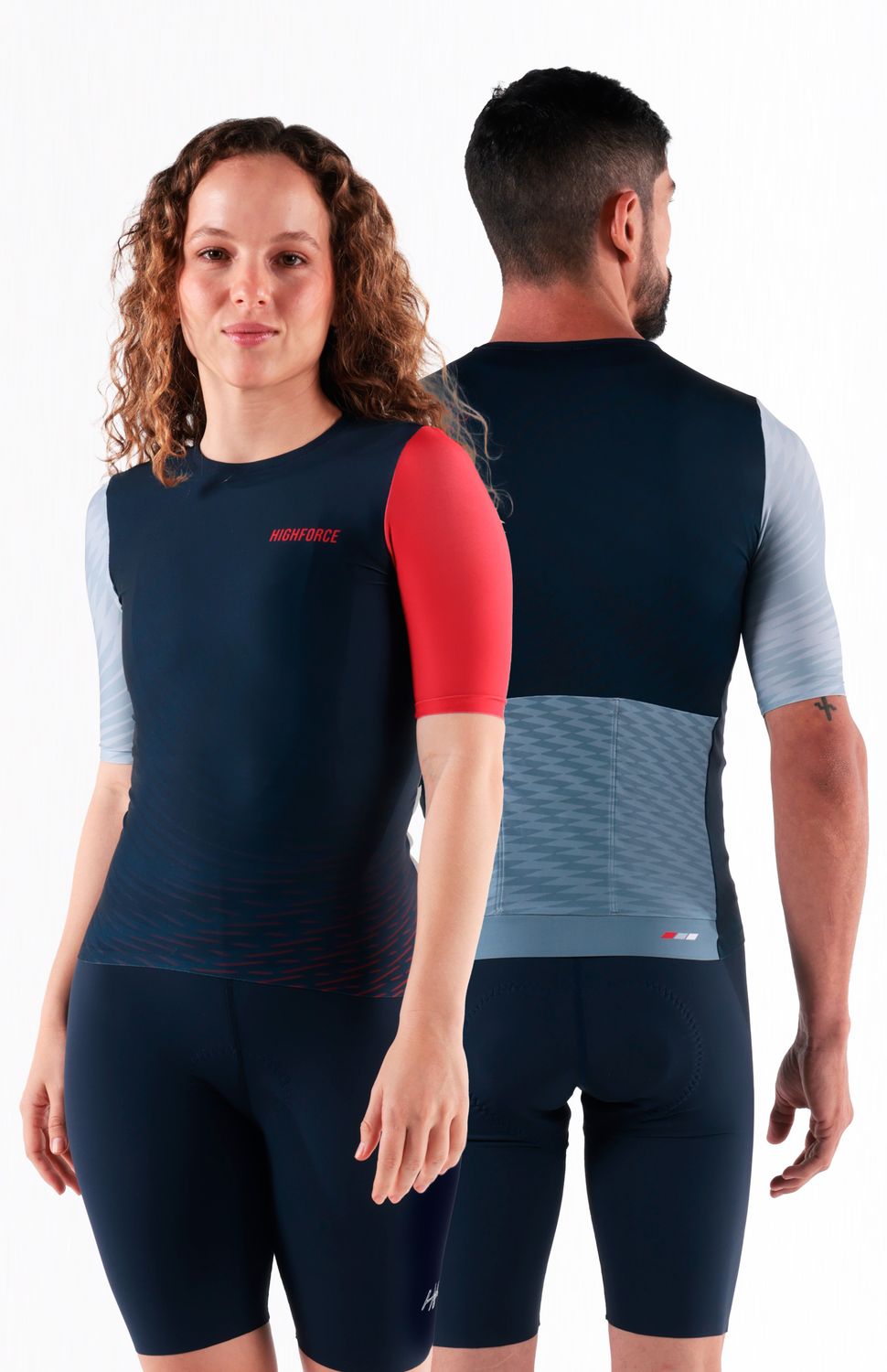 Rueda como un profesional con nuestro jersey ultralight, elaborado con material ultraliviano transpirable y tecnología drifit transporte de humedad y rápido secado, protección uv 50 y antimicrobial que neutraliza bacterias que producen mal olor, siliconado en parte posterior de cintura y confección en ruedo y mangas en bonding para lograr un peso ultraligero, manga corta y ajustado al cuerpo sintiéndose como una segunda piel. 
 https://static.wixstatic.com/media/02498f_a37cae3821db4aabbadc539eb2956e85~mv2.jpg 
 128000 
 true 
 702346485,574087863,686525704