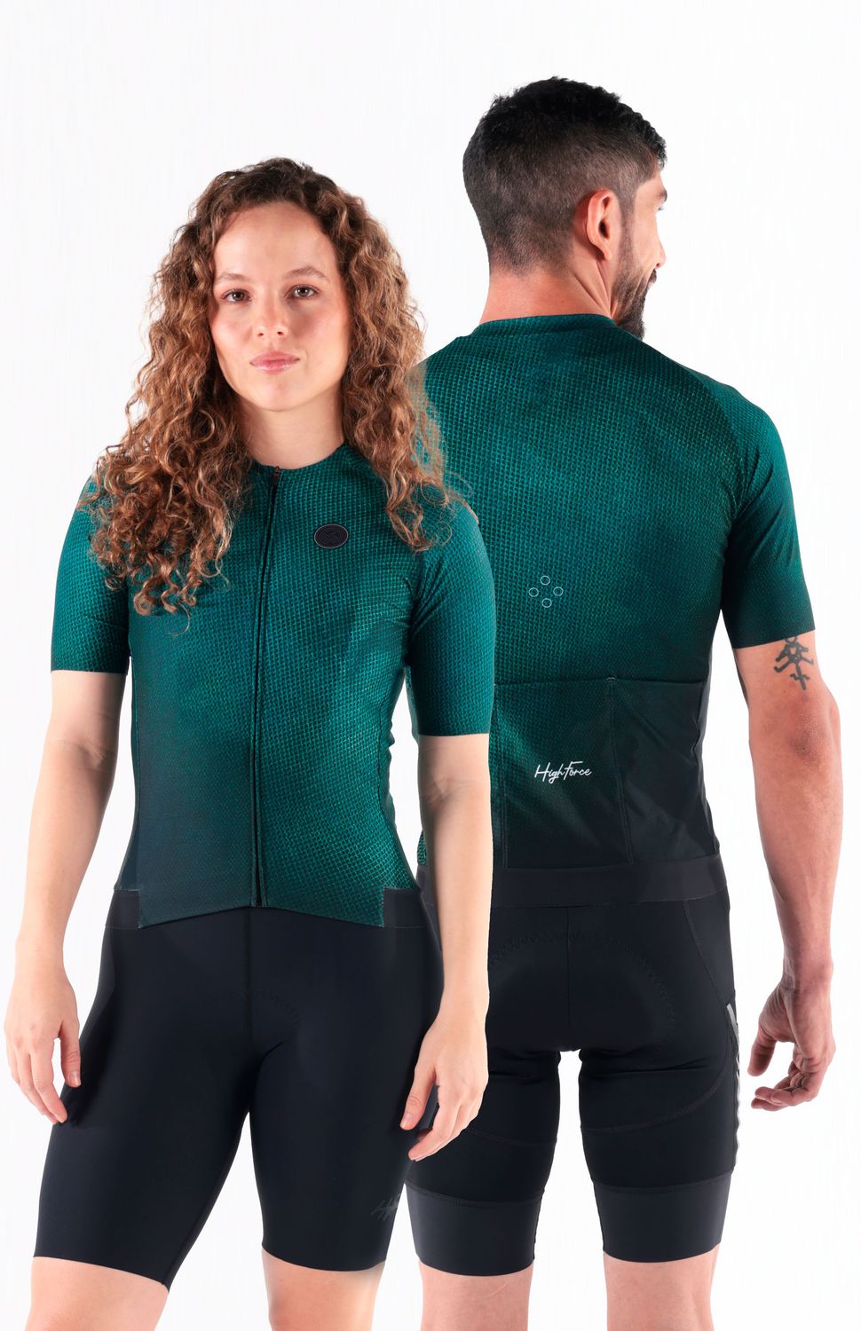 Nuestro Jersey tope de gama ha evolucionado, tejido ultraliviano con elongación bidireccional , protección UV 50+, antimicrobial y rápido secado ,su corte en manga desde el cuello hasta la sisa hace que se ajuste perfecto al cuerpo, las mangas con acabado limpio y antideslizante interno las mantendrán siempre ajustadas a tu brazo, banda compresiva en el frente y siliconada en el posterior para un ajuste limpio y cómodo, corte en costados para un fit perfecto, cuello doble para evitar rozaduras de costuras, cierre semiautomático, peso 143 gr, FIT SEMIAJUSTADO. 
 https://static.wixstatic.com/media/02498f_e0502860085f48f08af5b5d434099aaf~mv2.jpg 
 128000 
 true 
 702346485,574087863,686525704