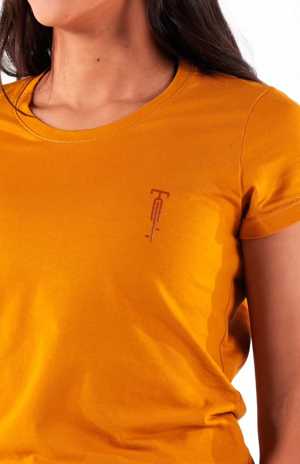 Experimenta la versatilidad y comodidad de esta camiseta elaborada con algodón peruano ,cuello redondo y fit semi ajustado , es perfecta para armar tus looks para cada día. 
 https://static.wixstatic.com/media/02498f_0c1729d1b5ce46bca3ed793df2478b20~mv2.jpg 
 50000 
 true 
 784576504,703237545,702363643