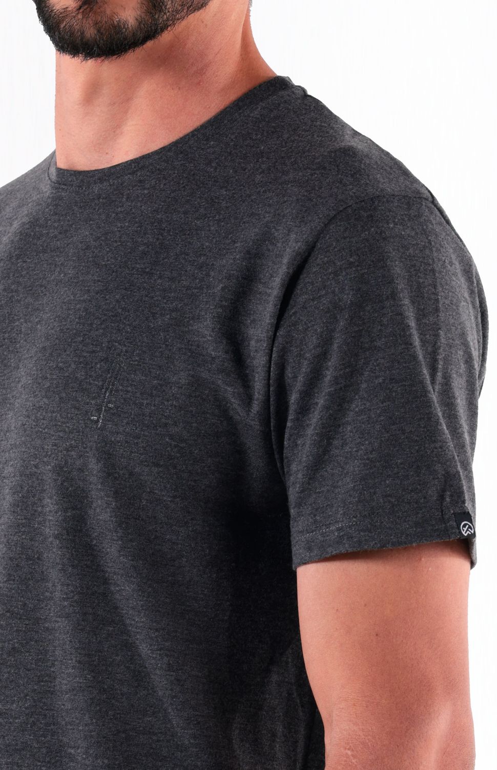Experimenta la versatilidad y comodidad de esta camiseta elaborada con algodón peruano ,cuello redondo y fit semi ajustado , es perfecta para armar tus looks para cada día. 
 https://static.wixstatic.com/media/02498f_544259aa4a54478eb91e9935fafe1c49~mv2.jpg 
 50000 
 true 
 784576504,703237545,702363643