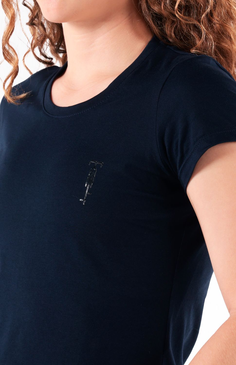 Experimenta la versatilidad y comodidad de esta camiseta elaborada con algodón peruano ,cuello redondo y fit semi ajustado , es perfecta para armar tus looks para cada día. 
 https://static.wixstatic.com/media/02498f_0c1729d1b5ce46bca3ed793df2478b20~mv2.jpg 
 50000 
 true 
 784576504,703237545,702363643