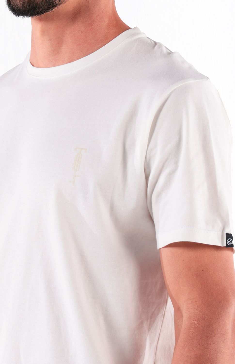 Experimenta la versatilidad y comodidad de esta camiseta elaborada con algodón peruano ,cuello redondo y fit semi ajustado , es perfecta para armar tus looks para cada día. 
 https://static.wixstatic.com/media/02498f_544259aa4a54478eb91e9935fafe1c49~mv2.jpg 
 50000 
 true 
 784576504,703237545,702363643