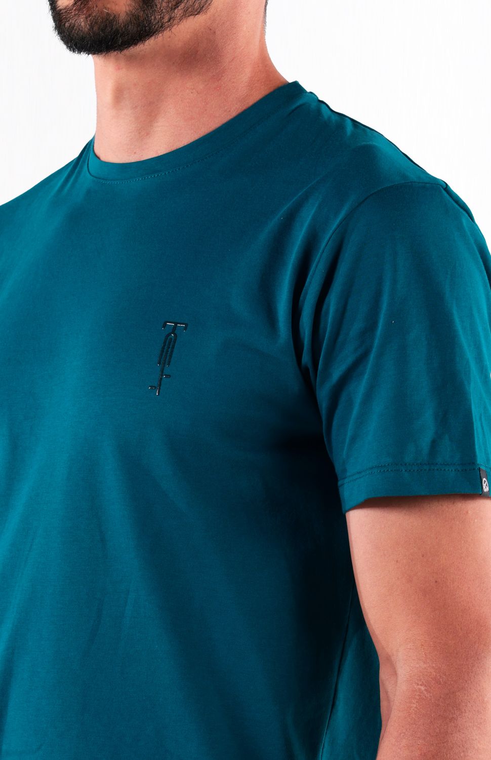 Experimenta la versatilidad y comodidad de esta camiseta elaborada con algodón peruano ,cuello redondo y fit semi ajustado , es perfecta para armar tus looks para cada día. 
 https://static.wixstatic.com/media/02498f_544259aa4a54478eb91e9935fafe1c49~mv2.jpg 
 50000 
 true 
 784576504,703237545,702363643