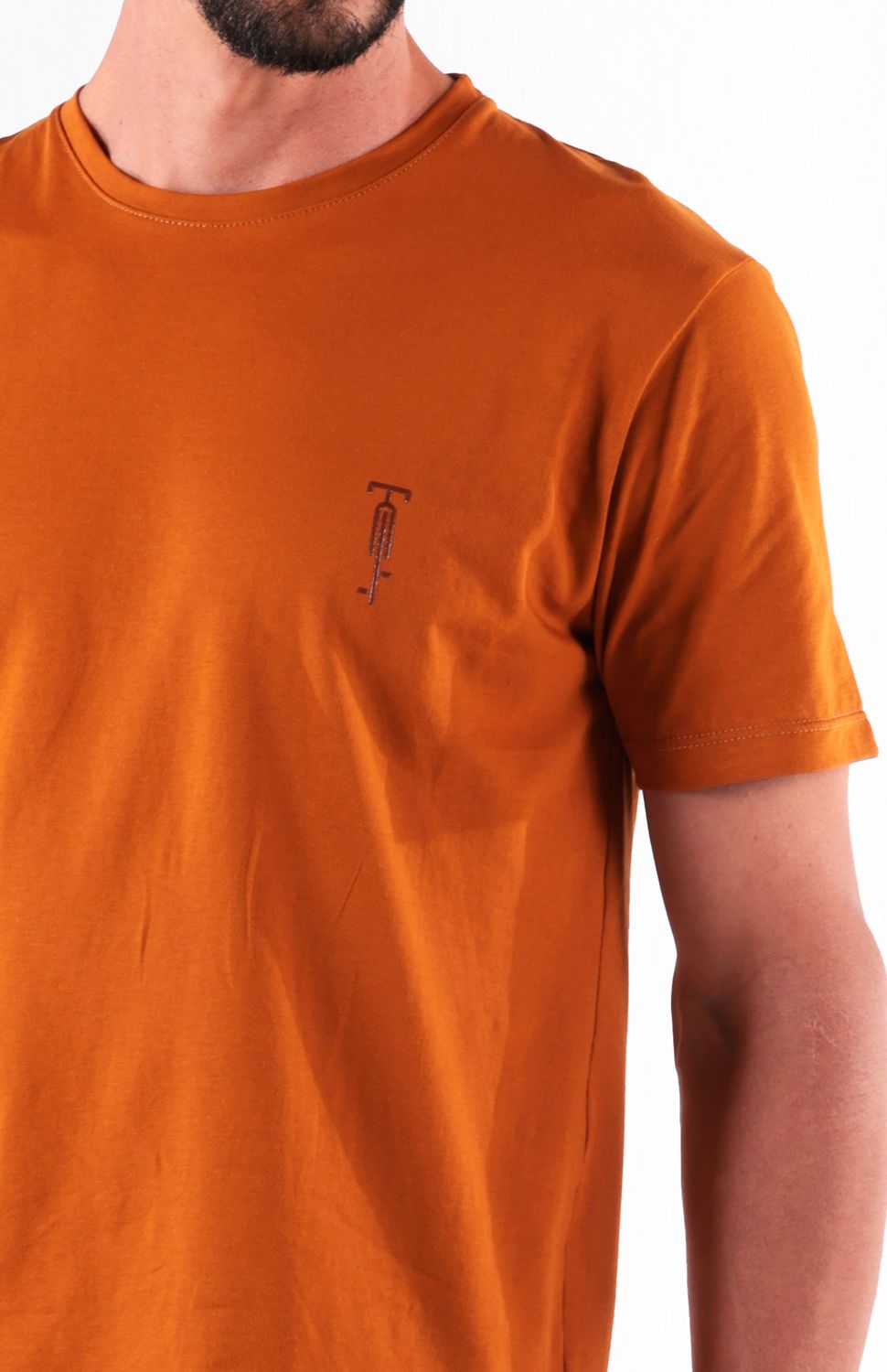 Experimenta la versatilidad y comodidad de esta camiseta elaborada con algodón peruano ,cuello redondo y fit semi ajustado , es perfecta para armar tus looks para cada día. 
 https://static.wixstatic.com/media/02498f_544259aa4a54478eb91e9935fafe1c49~mv2.jpg 
 50000 
 true 
 784576504,703237545,702363643