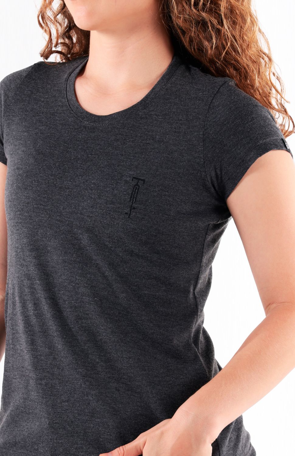 Experimenta la versatilidad y comodidad de esta camiseta elaborada con algodón peruano ,cuello redondo y fit semi ajustado , es perfecta para armar tus looks para cada día. 
 https://static.wixstatic.com/media/02498f_0c1729d1b5ce46bca3ed793df2478b20~mv2.jpg 
 50000 
 true 
 784576504,703237545,702363643
