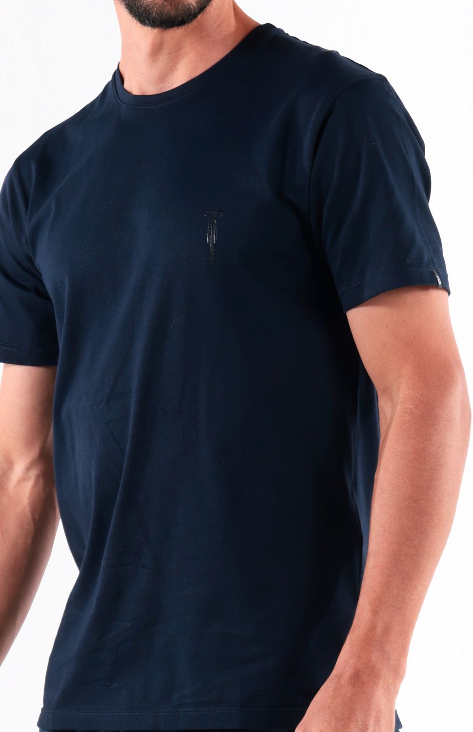 Experimenta la versatilidad y comodidad de esta camiseta elaborada con algodón peruano ,cuello redondo y fit semi ajustado , es perfecta para armar tus looks para cada día. 
 https://static.wixstatic.com/media/02498f_544259aa4a54478eb91e9935fafe1c49~mv2.jpg 
 50000 
 true 
 784576504,703237545,702363643