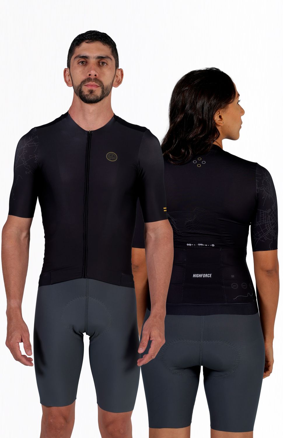 Nuestro Jersey tope de gama ha evolucionado, tejido ultraliviano con elongación bidireccional , protección UV 50+, antimicrobial y rápido secado ,su corte en manga desde el cuello hasta la sisa hace que se ajuste perfecto al cuerpo, las mangas con acabado limpio y antideslizante interno las mantendrán siempre ajustadas a tu brazo, banda compresiva en el frente y siliconada en el posterior para un ajuste limpio y cómodo, corte en costados para un fit perfecto, cuello doble para evitar rozaduras de costuras, cierre semiautomático, peso 143 gr, FIT SEMIAJUSTADO. 
 https://static.wixstatic.com/media/02498f_1ea93ad75e484fb293ac4bdc429afe6e~mv2.jpg 
 160000 
 true 
 702346485,574087863,686525704