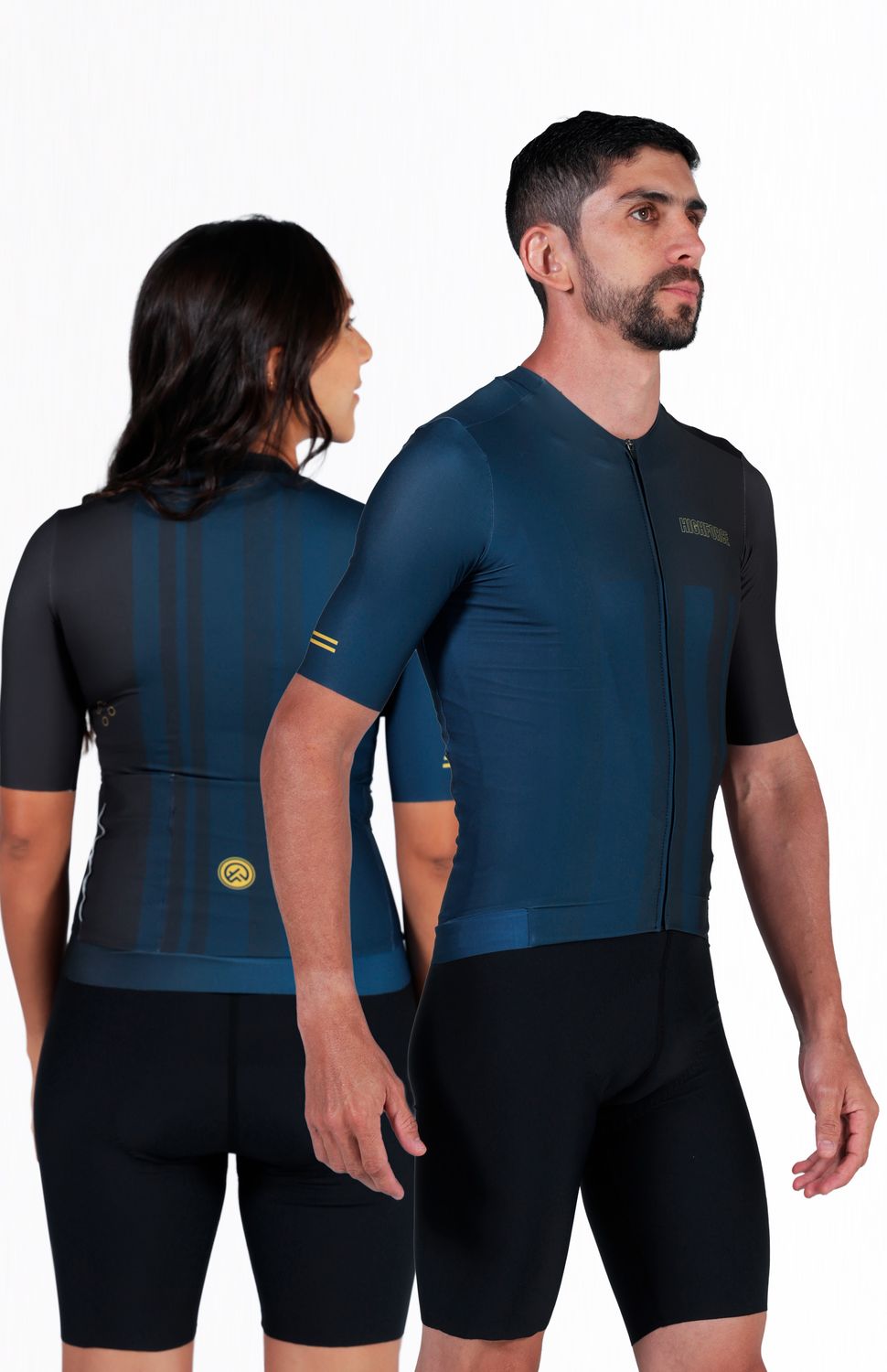 Nuestro Jersey tope de gama ha evolucionado, tejido ultraliviano con elongación bidireccional , protección UV 50+, antimicrobial y rápido secado ,su corte en manga desde el cuello hasta la sisa hace que se ajuste perfecto al cuerpo, las mangas con acabado limpio y antideslizante interno las mantendrán siempre ajustadas a tu brazo, banda compresiva en el frente y siliconada en el posterior para un ajuste limpio y cómodo, corte en costados para un fit perfecto, cuello doble para evitar rozaduras de costuras, cierre semiautomático, peso 143 gr, FIT SEMIAJUSTADO. 
 https://static.wixstatic.com/media/02498f_1ea93ad75e484fb293ac4bdc429afe6e~mv2.jpg 
 160000 
 true 
 702346485,574087863,686525704