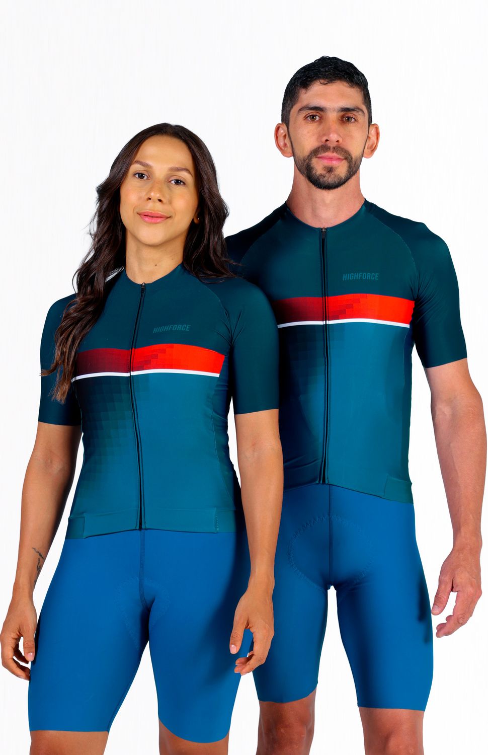 Nuestro Jersey tope de gama ha evolucionado, tejido ultraliviano con elongación bidireccional , protección UV 50+, antimicrobial y rápido secado ,su corte en manga desde el cuello hasta la sisa hace que se ajuste perfecto al cuerpo, las mangas con acabado limpio y antideslizante interno las mantendrán siempre ajustadas a tu brazo, banda compresiva en el frente y siliconada en el posterior para un ajuste limpio y cómodo, corte en costados para un fit perfecto, cuello doble para evitar rozaduras de costuras, cierre semiautomático, peso 143 gr, FIT SEMIAJUSTADO. 
 https://static.wixstatic.com/media/02498f_f0fea6db89394b60a3283283aa90fcf4~mv2.jpg 
 160000 
 true 
 702346485,574087863,686525704