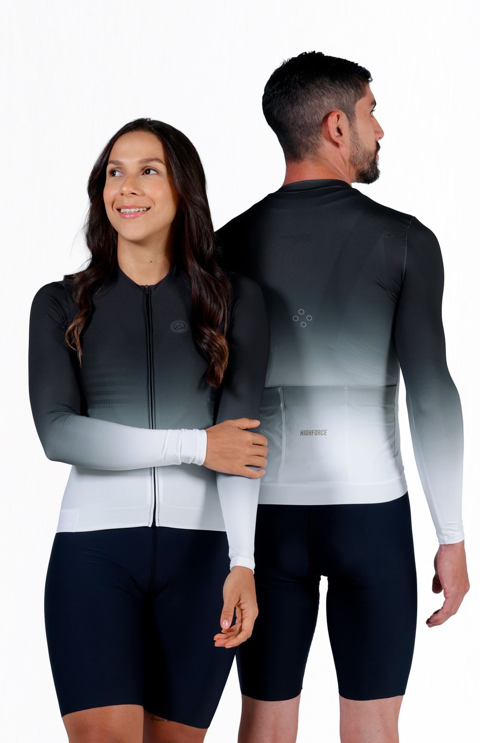 Nuestro Jersey manga larga tope de gama ha evolucionado, tejido ultraliviano para una elongación bidireccional, protección UV 50+, antimicrobial y rápido secado, las mangas con dobladillo y costuras, banda compresiva en el frente y siliconada en el posterior para un ajuste limpio y cómodo, cuello doble para evitar rozaduras de costuras, cierre semiautomático, peso 148 gr, FIT SEMIAJUSTADO. 
 https://static.wixstatic.com/media/02498f_608dc5fbb4964a53bd503749f748c6d6~mv2.jpg 
 160000 
 true 
 702346485,574087863,686525704