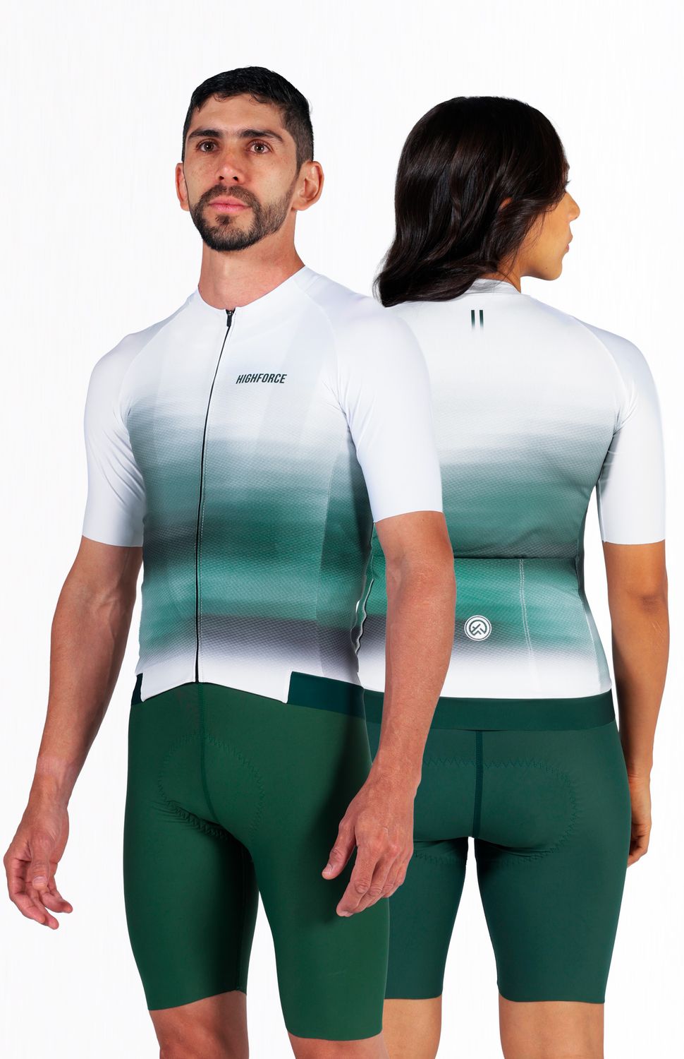 Nuestro Jersey tope de gama ha evolucionado, tejido ultraliviano con elongación bidireccional , protección UV 50+, antimicrobial y rápido secado ,su corte en manga desde el cuello hasta la sisa hace que se ajuste perfecto al cuerpo, las mangas con acabado limpio y antideslizante interno las mantendrán siempre ajustadas a tu brazo, banda compresiva en el frente y siliconada en el posterior para un ajuste limpio y cómodo, corte en costados para un fit perfecto, cuello doble para evitar rozaduras de costuras, cierre semiautomático, peso 143 gr, FIT SEMIAJUSTADO. 
 https://static.wixstatic.com/media/02498f_f0fea6db89394b60a3283283aa90fcf4~mv2.jpg 
 160000 
 true 
 702346485,574087863,686525704