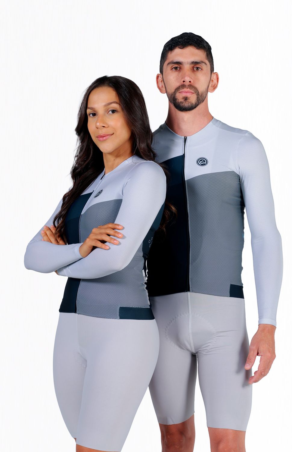 Nuestro Jersey manga larga tope de gama ha evolucionado, tejido ultraliviano para una elongación bidireccional, protección UV 50+, antimicrobial y rápido secado, las mangas con dobladillo y costuras, banda compresiva en el frente y siliconada en el posterior para un ajuste limpio y cómodo, cuello doble para evitar rozaduras de costuras, cierre semiautomático, peso 148 gr, FIT SEMIAJUSTADO. 
 https://static.wixstatic.com/media/02498f_608dc5fbb4964a53bd503749f748c6d6~mv2.jpg 
 160000 
 true 
 702346485,574087863,686525704
