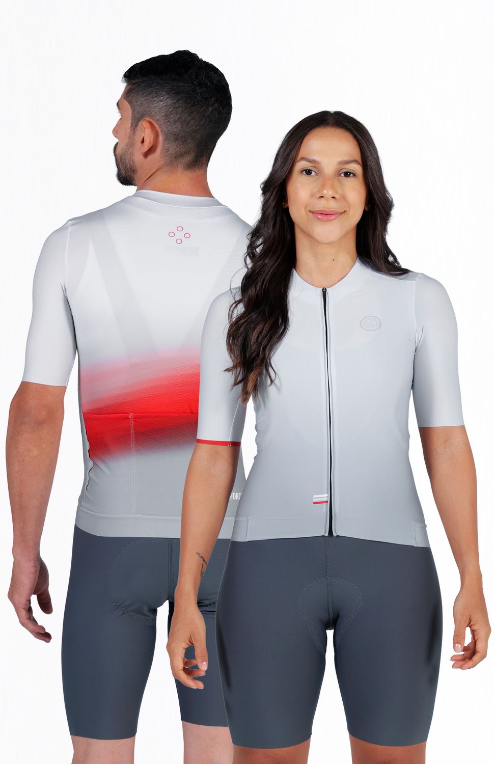 Nuestro Jersey tope de gama ha evolucionado, tejido ultraliviano con elongación bidireccional , protección UV 50+, antimicrobial y rápido secado ,su corte en manga desde el cuello hasta la sisa hace que se ajuste perfecto al cuerpo, las mangas con acabado limpio y antideslizante interno las mantendrán siempre ajustadas a tu brazo, banda compresiva en el frente y siliconada en el posterior para un ajuste limpio y cómodo, corte en costados para un fit perfecto, cuello doble para evitar rozaduras de costuras, cierre semiautomático, peso 143 gr, FIT SEMIAJUSTADO. 
 https://static.wixstatic.com/media/02498f_1ea93ad75e484fb293ac4bdc429afe6e~mv2.jpg 
 160000 
 true 
 702346485,574087863,686525704