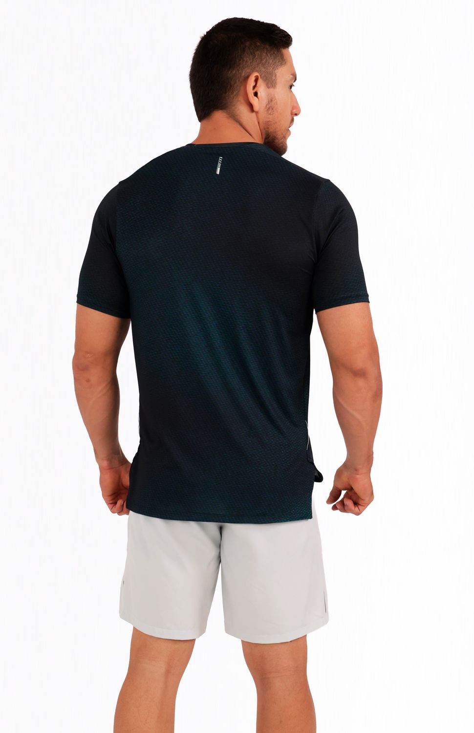Diseñada para maximizar tu desempeño en cada entrenamiento, esta camiseta de manga corta combina tecnología y comodidad en una prenda esencial para el gimnasio.Su tecnología de secado rápido permite que la humedad se evapore rápidamente, manteniéndote seco y cómodo durante las sesiones de entrenamiento más intensas,Su diseño de manga corta favorece la ventilación y permite un rango completo de movimiento en los brazos. 
Ideal para:Gym,Levantamiento de pesas,Entrenamiento funcional,Crossfit.
 
 https://static.wixstatic.com/media/02498f_4c160218cb634f958d972eb1441d79f2~mv2.jpg 
 85000 
 true 
 765474163,574087863,573463925