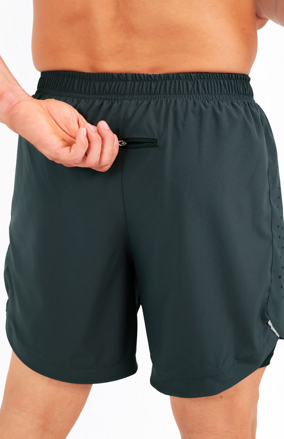 Pantaloneta de alto rendimiento que combina comodidad y tecnología en una sola prenda. Incluye boxer interno de compresión que proporciona soporte muscular y reduce la fricción durante el ejercicio, tejido liviano de secado, largo sobre la rodilla para óptima movilidad, elongación mecánica para movimientos sin restricciones, perforaciones con tecnología láser para máxima ventilación y bolsillo posterior con cierre seguro para objetos personales.
Ideal para Running, Gym , Entrenamientos de alta intensidad donde necesitas soporte, ventilación y almacenamiento seguro.
 
 https://static.wixstatic.com/media/02498f_d8fe1ea3df914f7e9759d56dc14e4b8c~mv2.jpg 
 90000 
 true 
 765474163,574087863,573463925